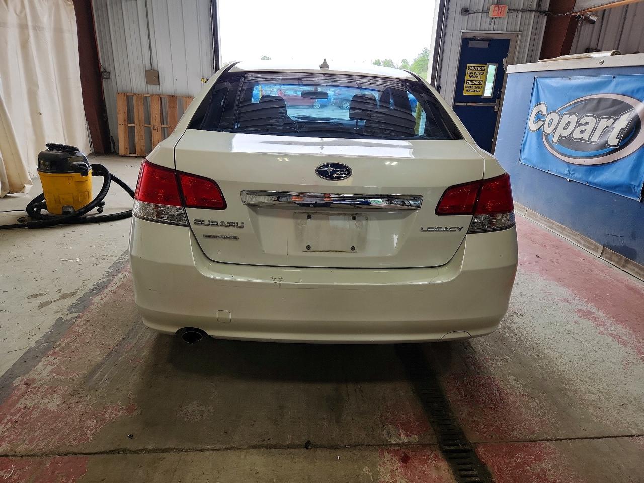 2014 Subaru Legacy 2.5i Premium White vin: 4S3BMCC67E3023473