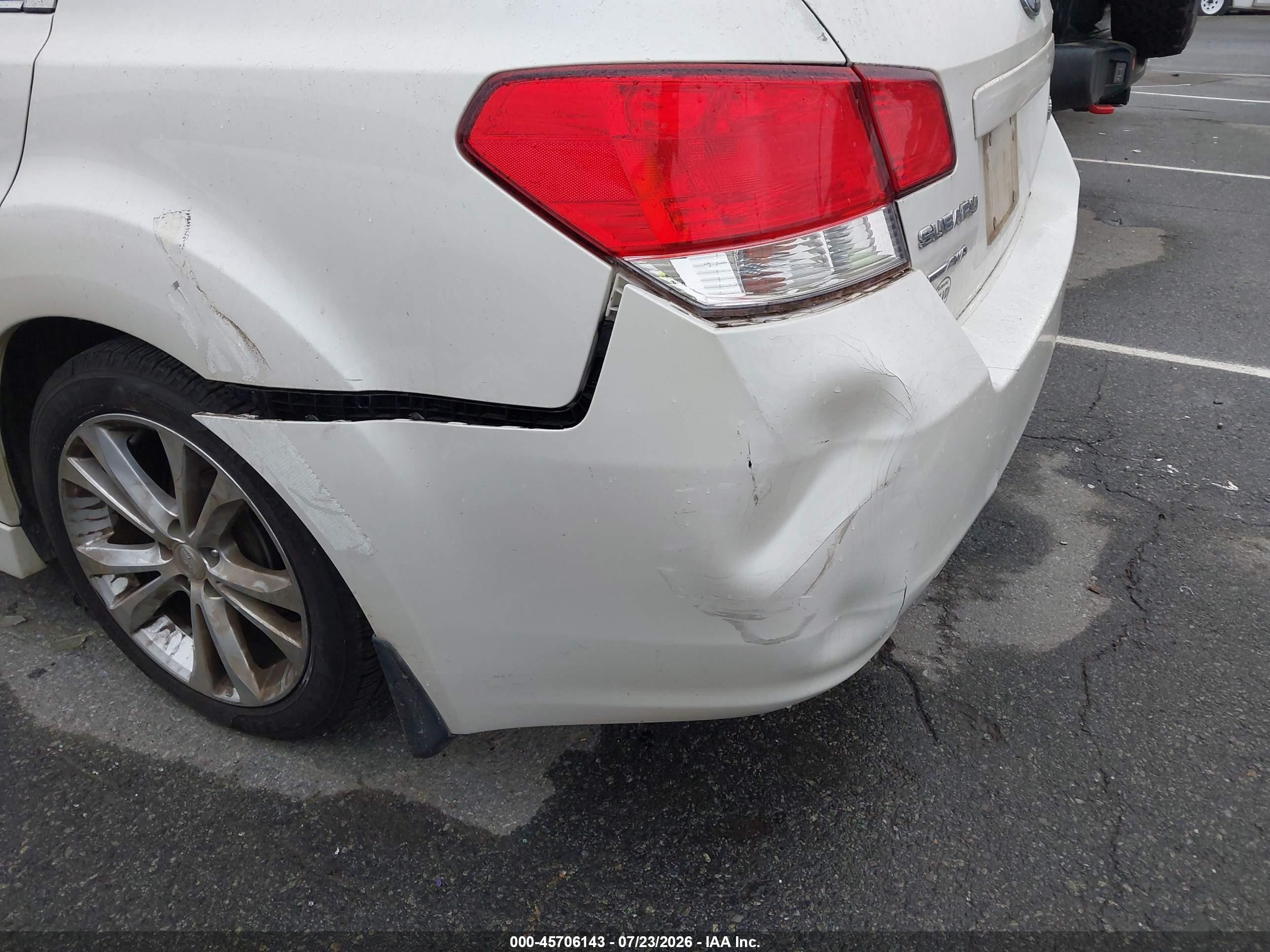 2013 Subaru Legacy 2.5i Limited White vin: 4S3BMCJ65D3038085