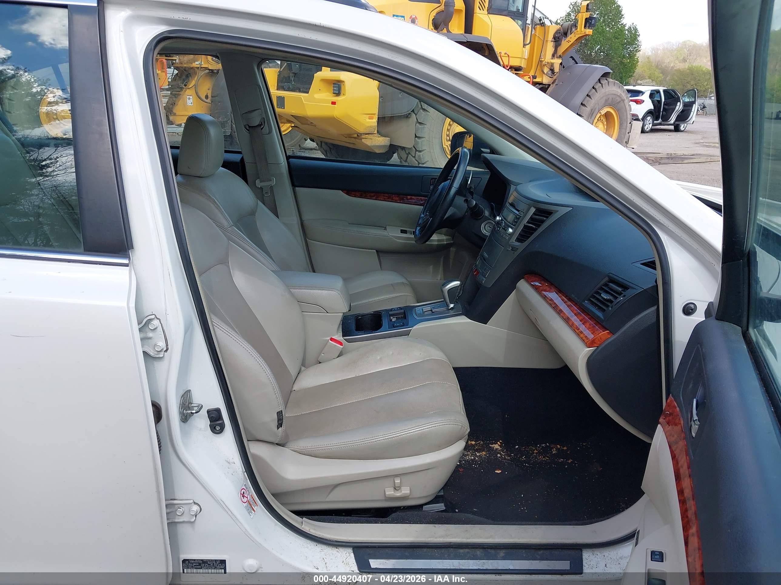 2010 Subaru Legacy 2.5i Limited Белый vin: 4S3BMCK69A3214095
