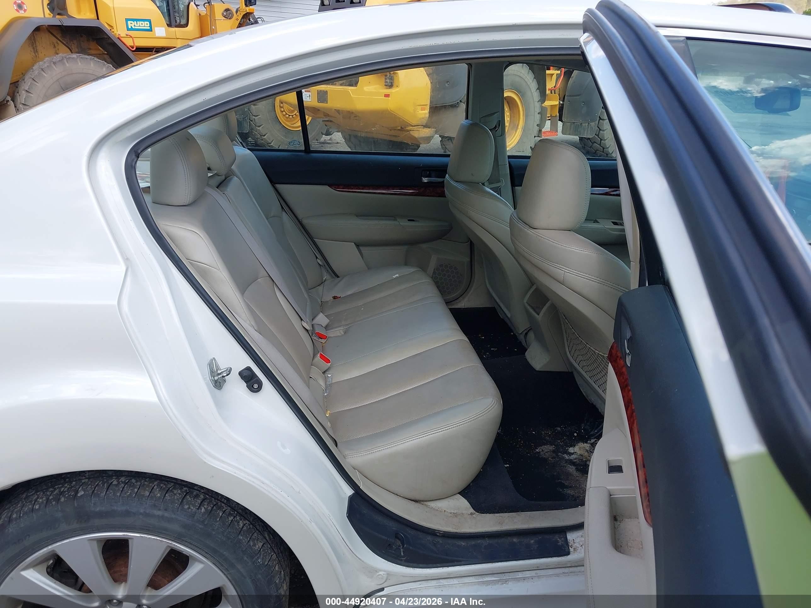 2010 Subaru Legacy 2.5i Limited Белый vin: 4S3BMCK69A3214095