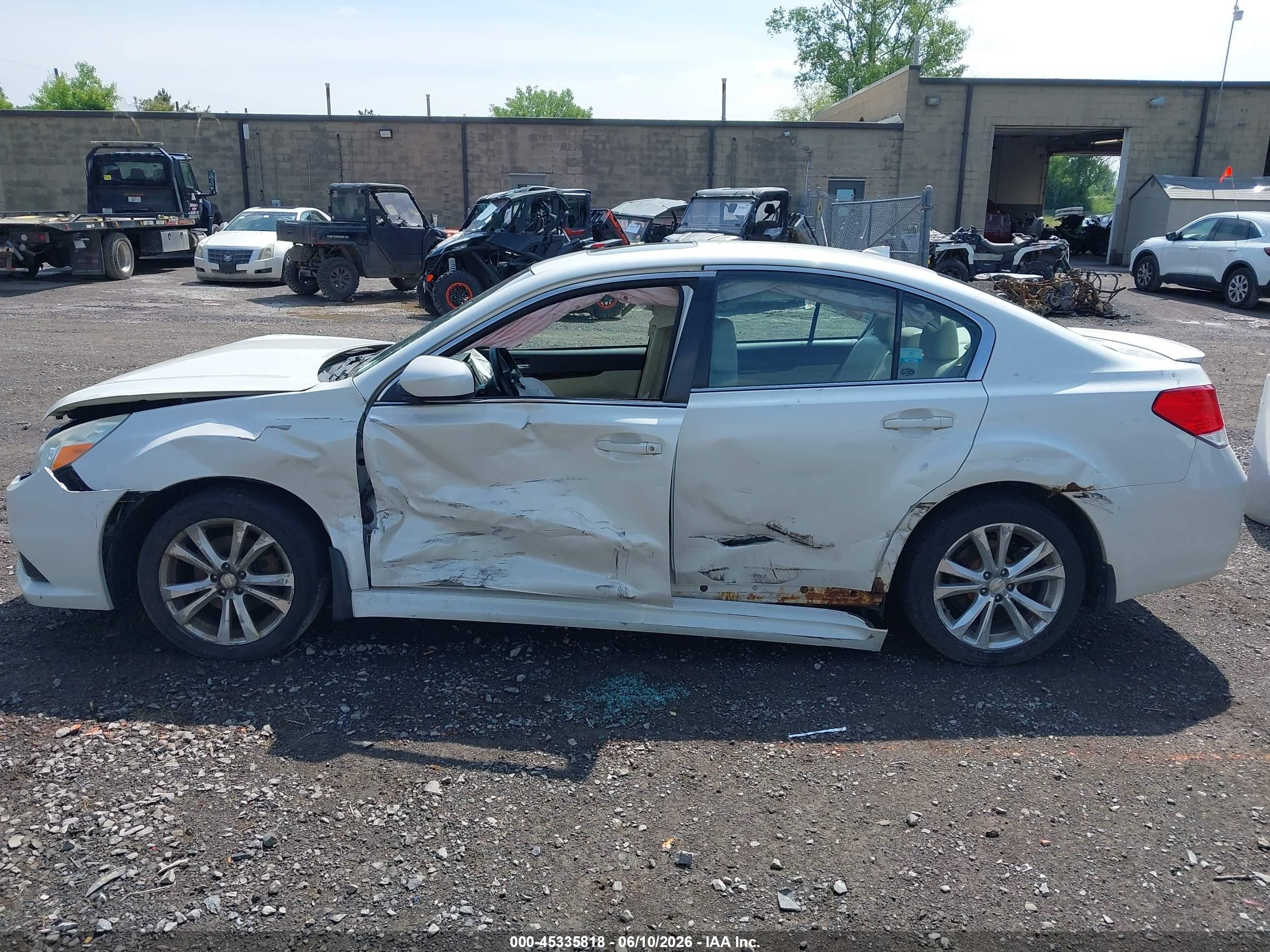 2014 Subaru Legacy 2.5i Limited White vin: 4S3BMCM69E3015437