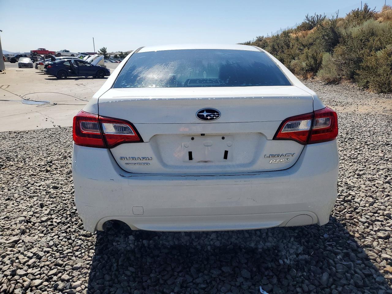2015 Subaru Legacy 2.5i Белый vin: 4S3BNAA60F3008657