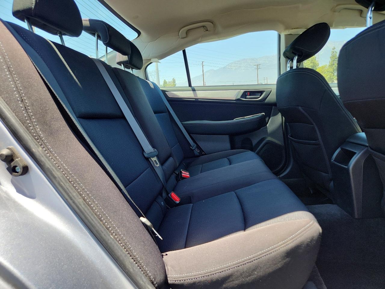 2015 Subaru Legacy 2.5i Silver vin: 4S3BNAA60F3017634