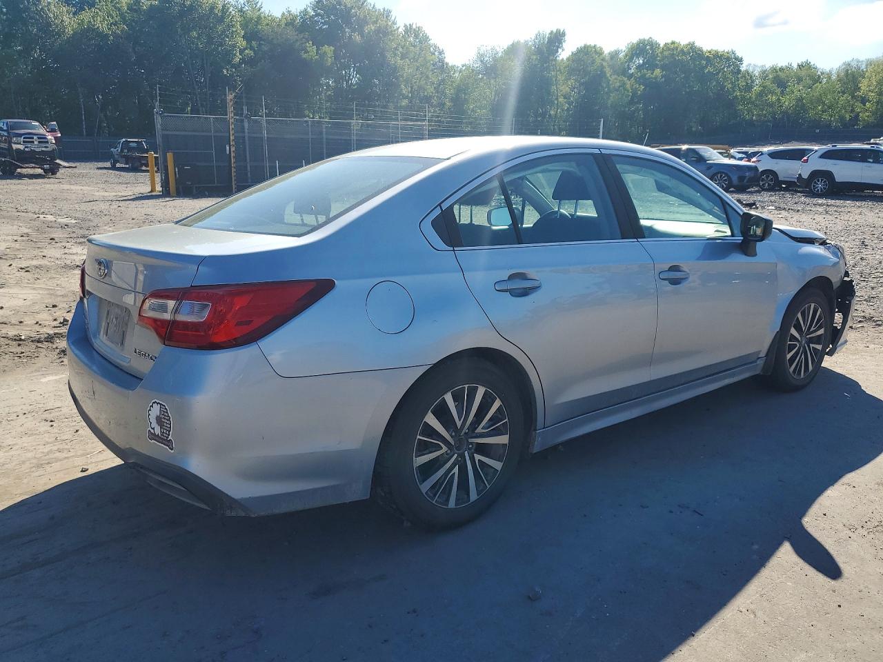 2018 Subaru Legacy 2.5i Серебряный vin: 4S3BNAB6XJ3039230