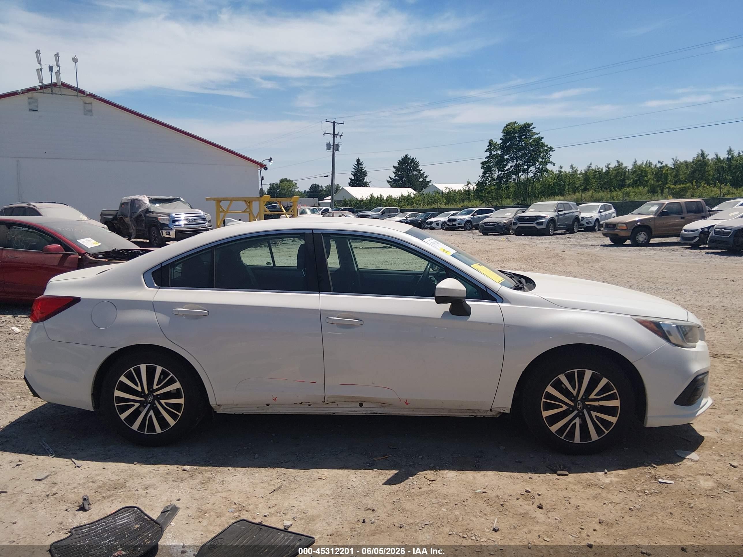 2018 Subaru Legacy 2.5i Premium White vin: 4S3BNAC62J3022078