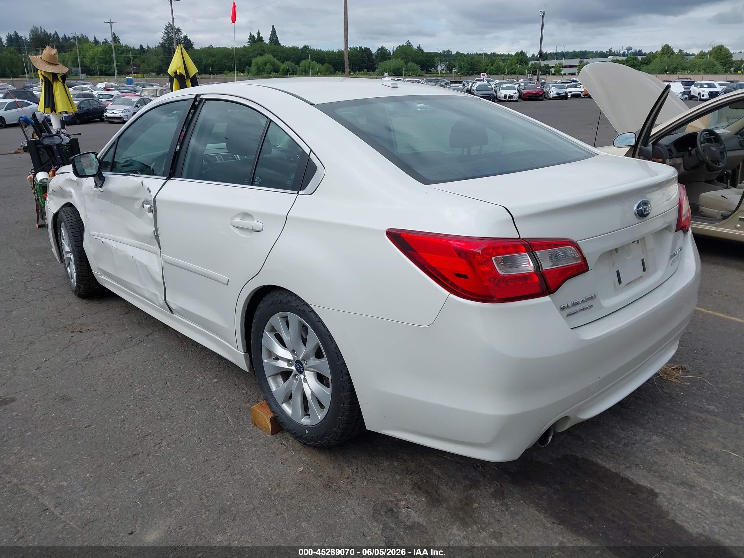 2015 Subaru Legacy 2.5i Premium White vin: 4S3BNAC64F3046115