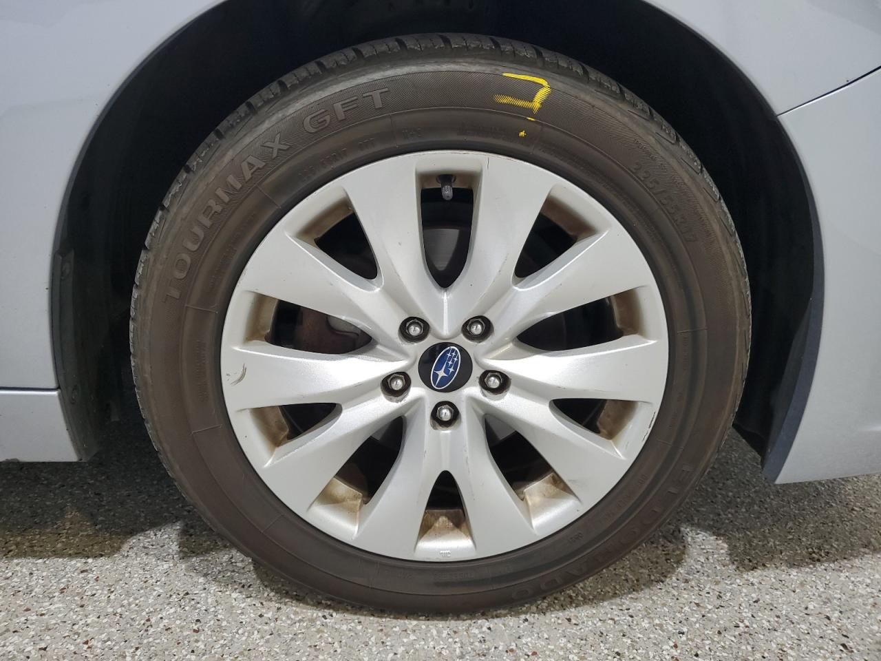 2015 Subaru Legacy 2.5i Premium Серебряный vin: 4S3BNAC65F3030893 Damage: Right Front Wheel, Curb Rash, 2 To 3 Inches
