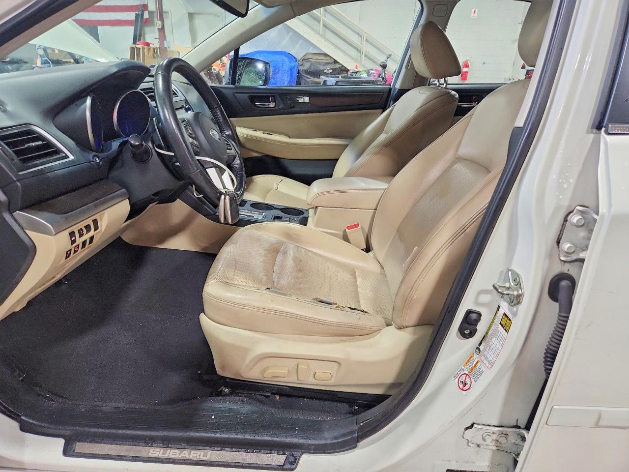 2015 Subaru Legacy 2.5i Limited Белый vin: 4S3BNAL68F3057960