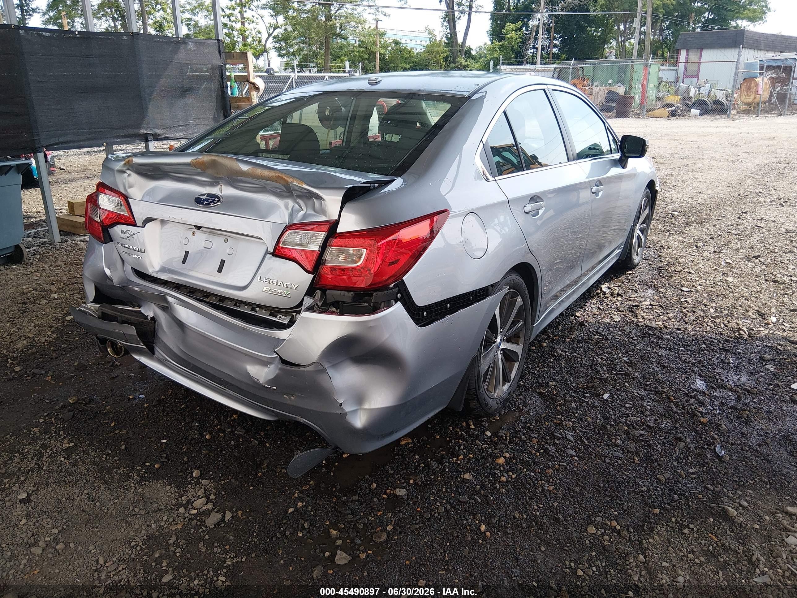 2015 Subaru Legacy 2.5i Limited Silver vin: 4S3BNAN60F3039725
