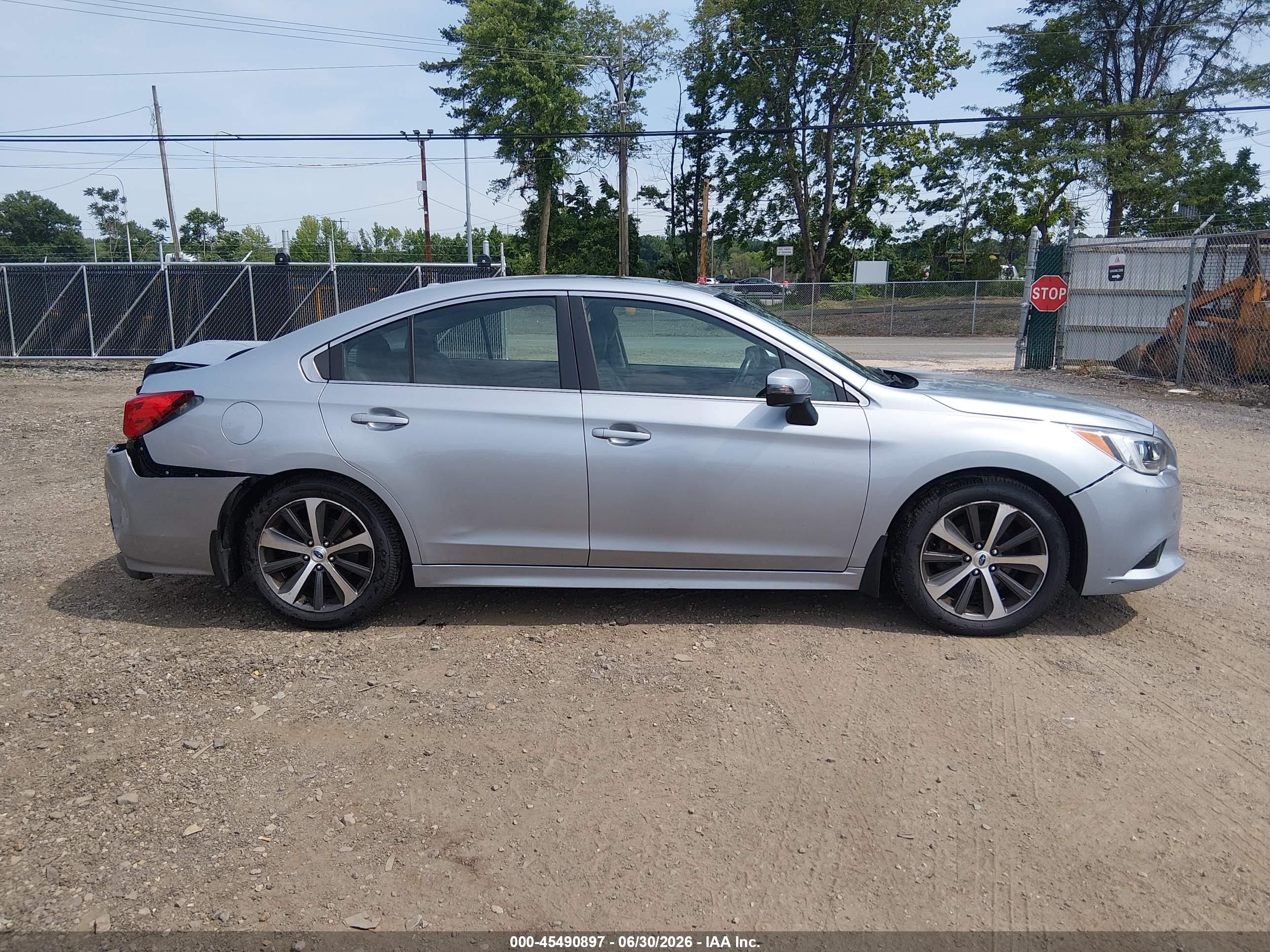2015 Subaru Legacy 2.5i Limited Silver vin: 4S3BNAN60F3039725