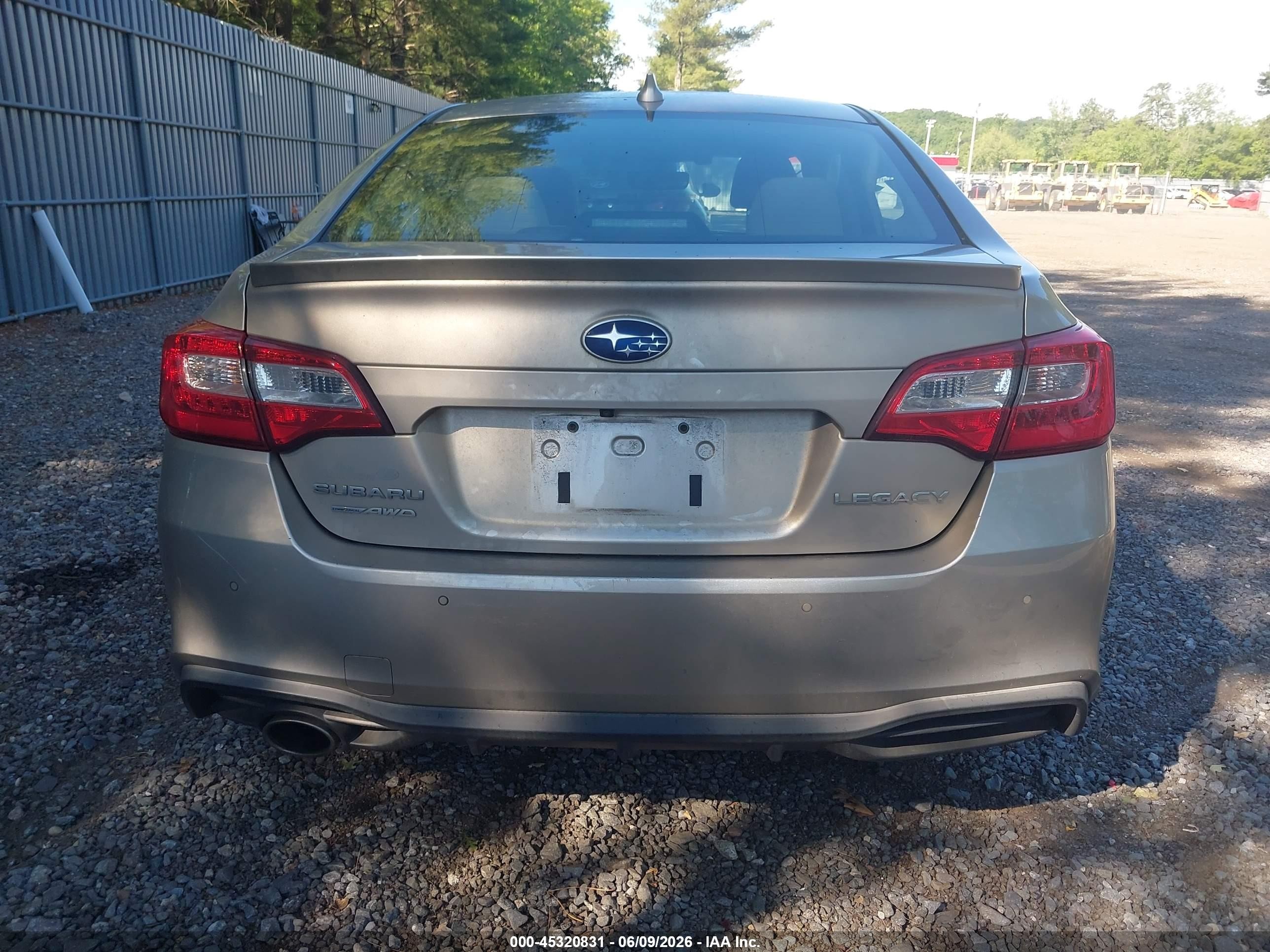 2018 Subaru Legacy 2.5i Limited Silver vin: 4S3BNAN65J3031371