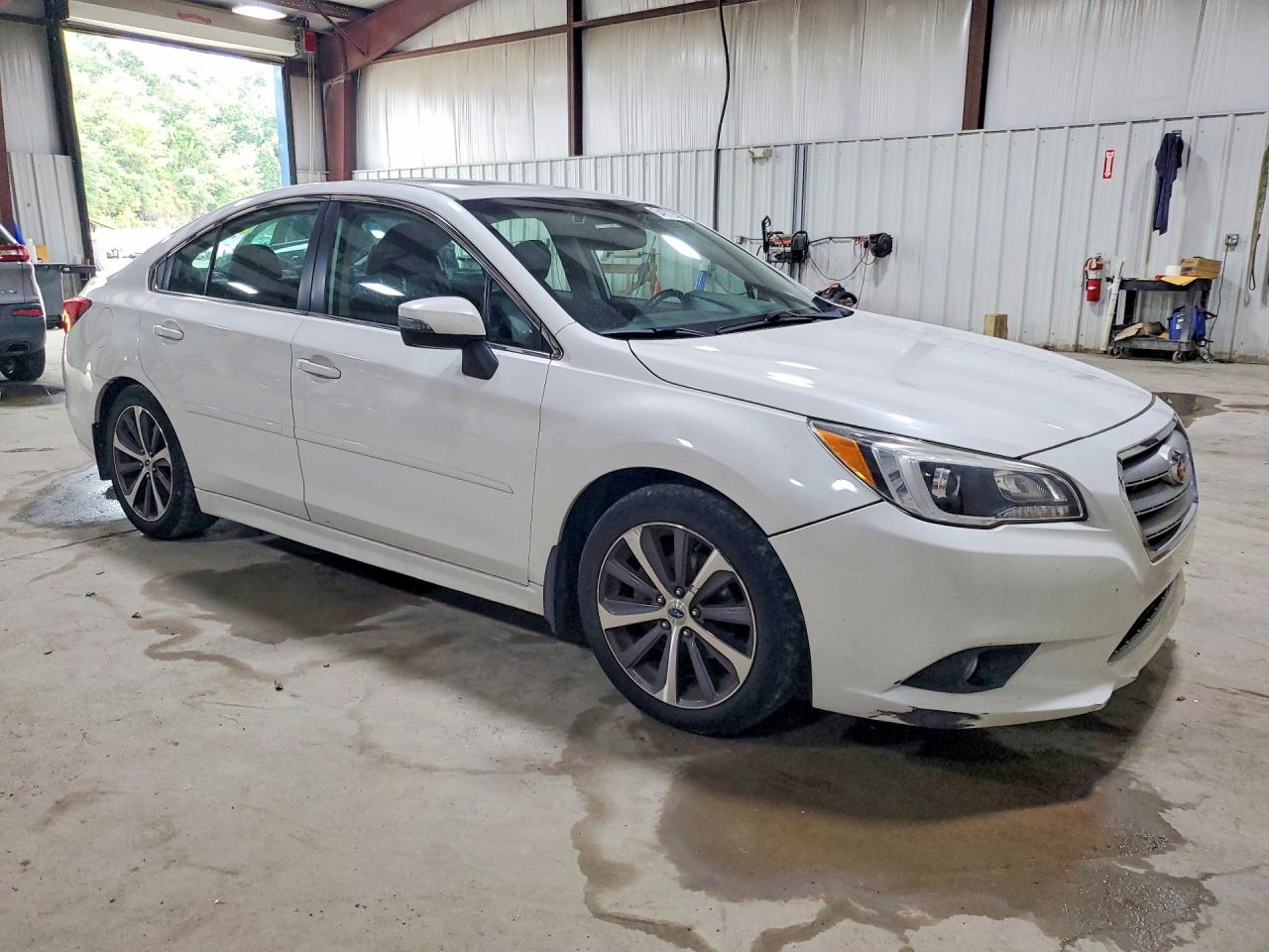 2015 Subaru Legacy 2.5i Limited Белый vin: 4S3BNAN66F3033377