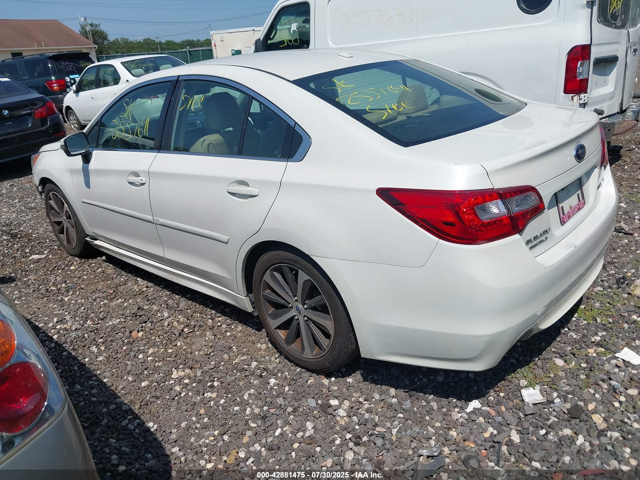 2015 Subaru Legacy 2.5i Limited White vin: 4S3BNBJ64F3046351