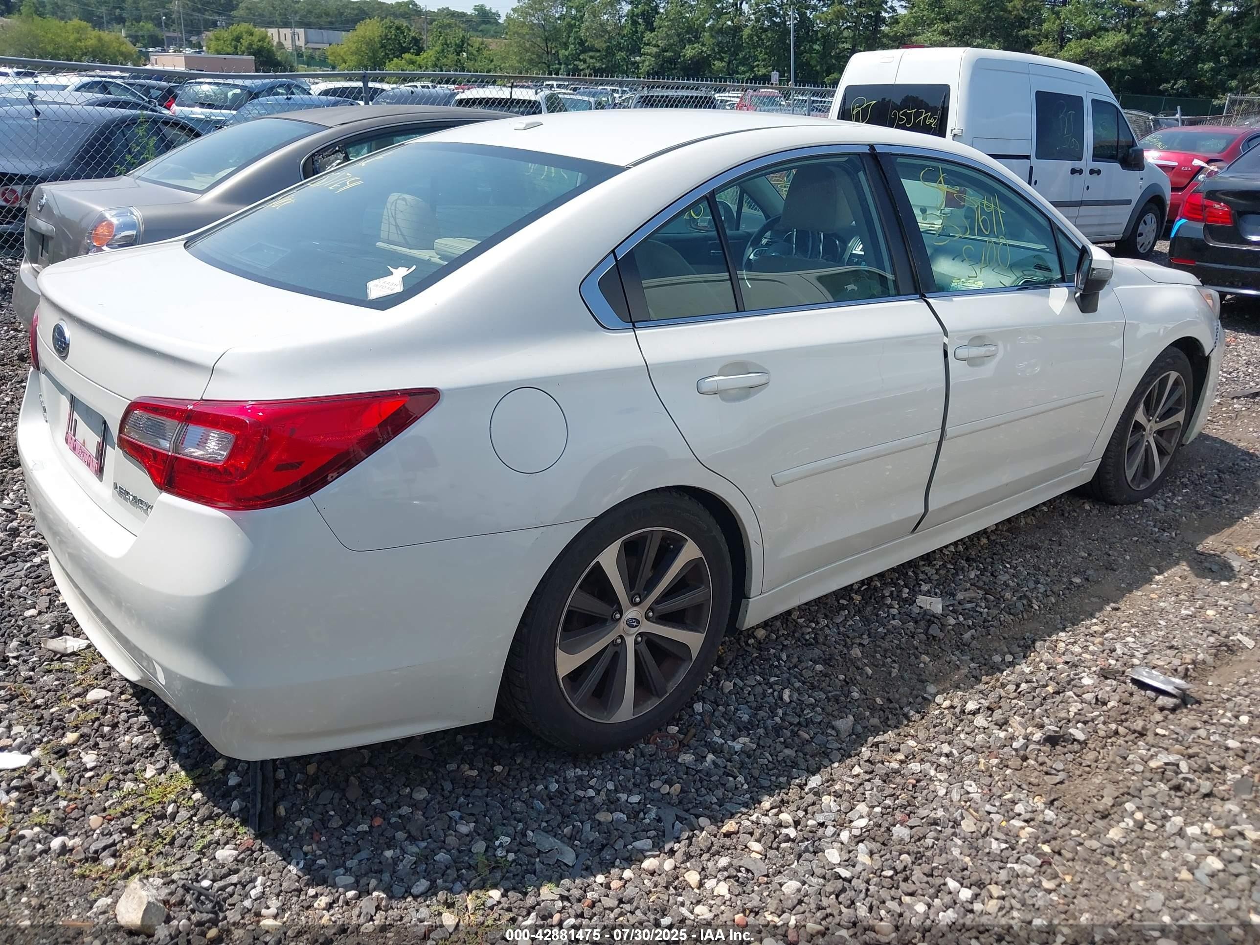 2015 Subaru Legacy 2.5i Limited White vin: 4S3BNBJ64F3046351