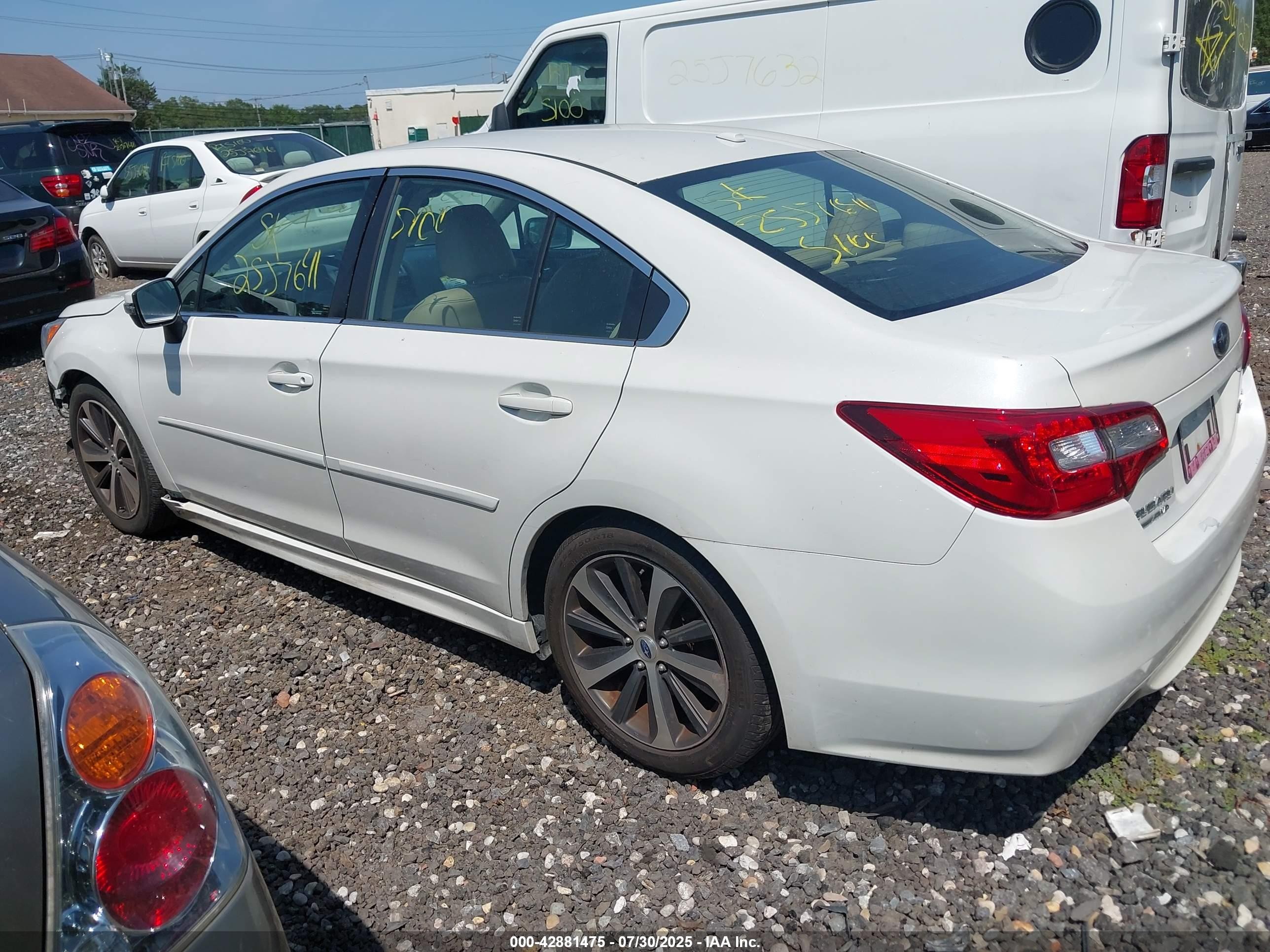 2015 Subaru Legacy 2.5i Limited White vin: 4S3BNBJ64F3046351