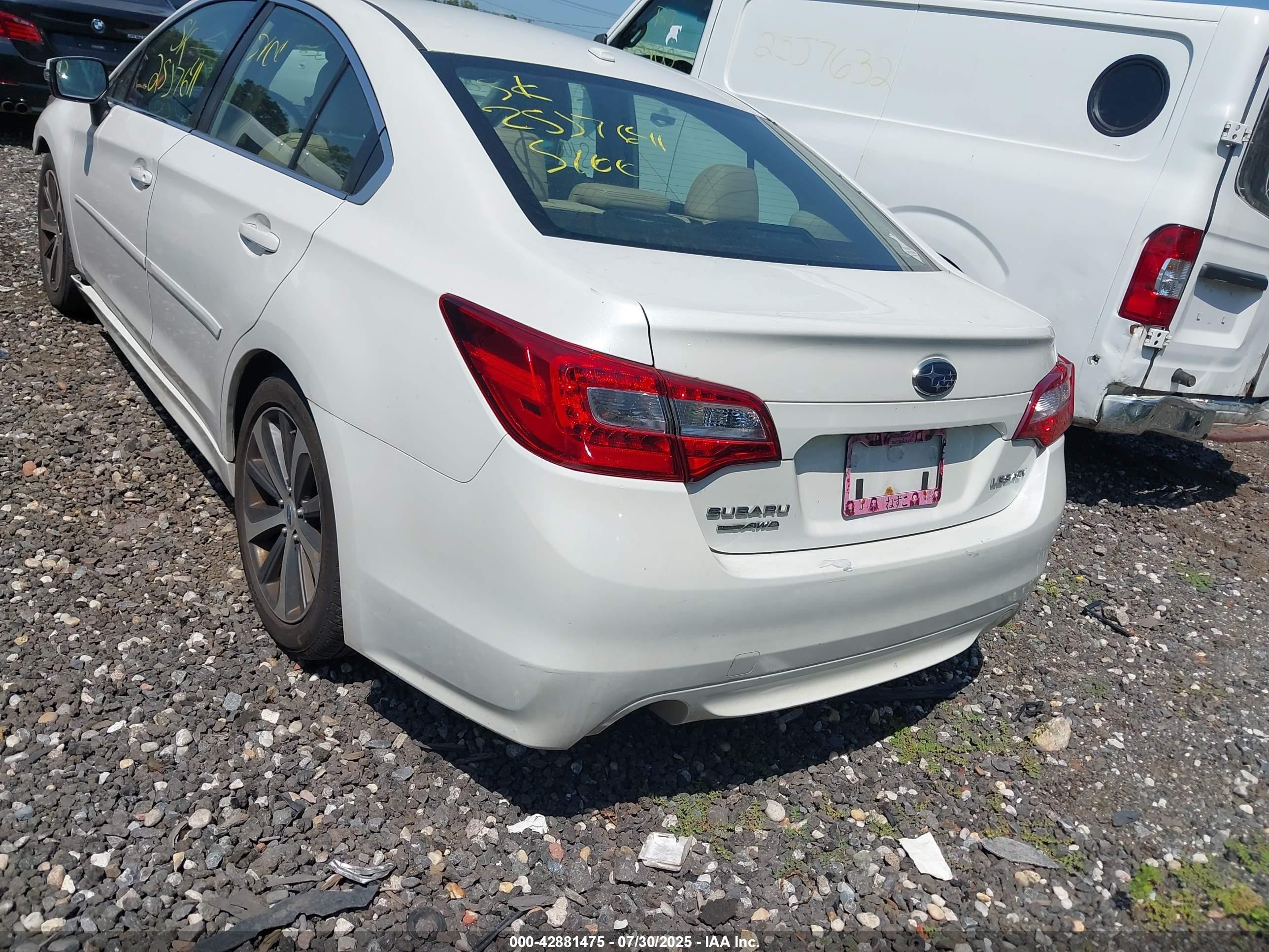 2015 Subaru Legacy 2.5i Limited White vin: 4S3BNBJ64F3046351