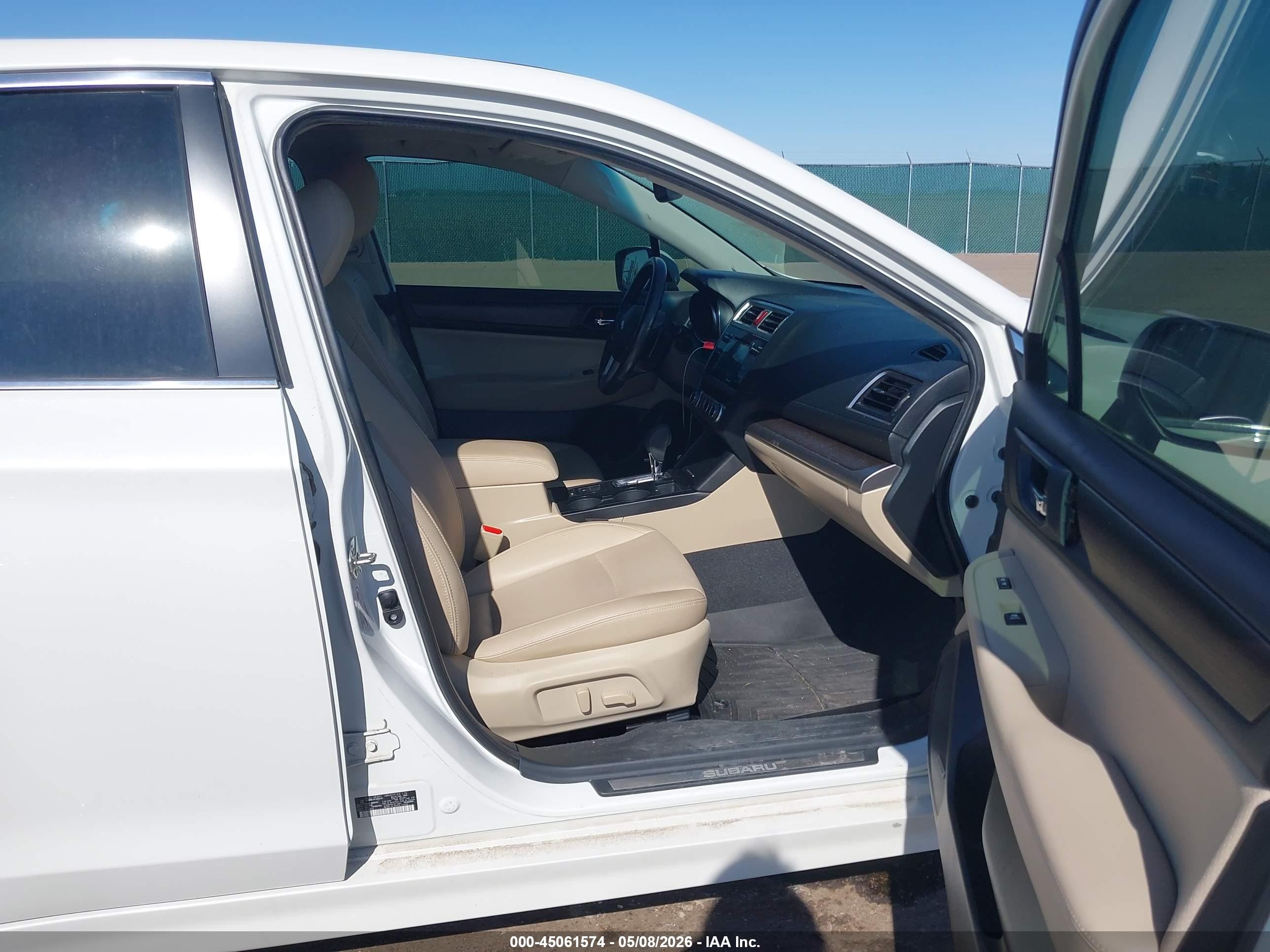 2015 Subaru Legacy 2.5i Limited White vin: 4S3BNBL61F3068157