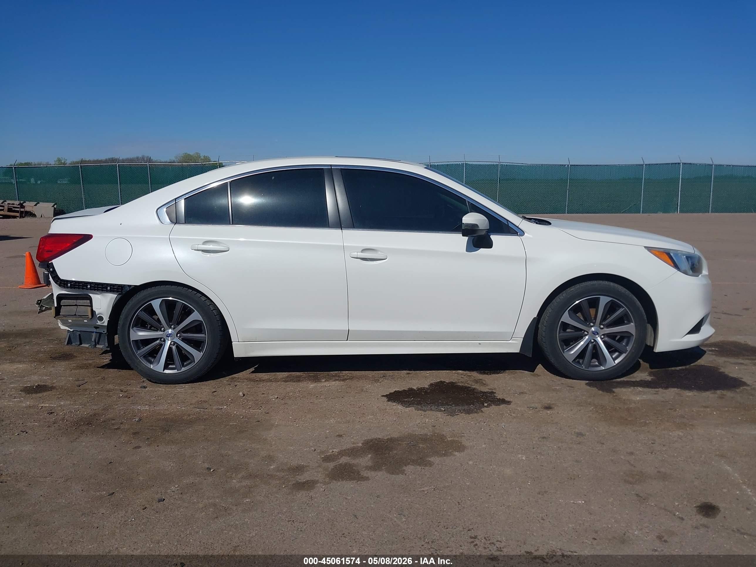 2015 Subaru Legacy 2.5i Limited White vin: 4S3BNBL61F3068157