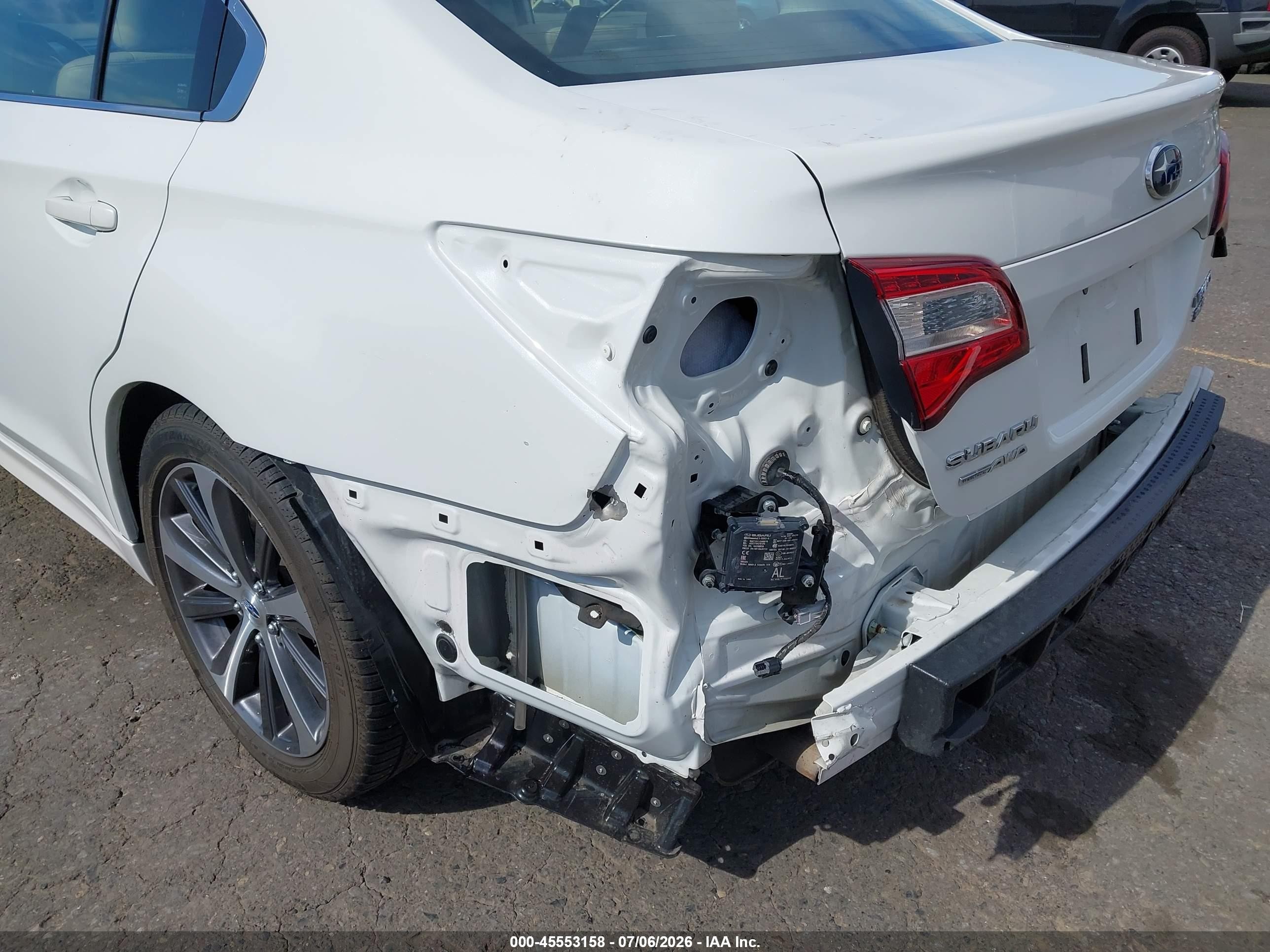 2018 Subaru Legacy 3.6r Limited White vin: 4S3BNEN61J3030046