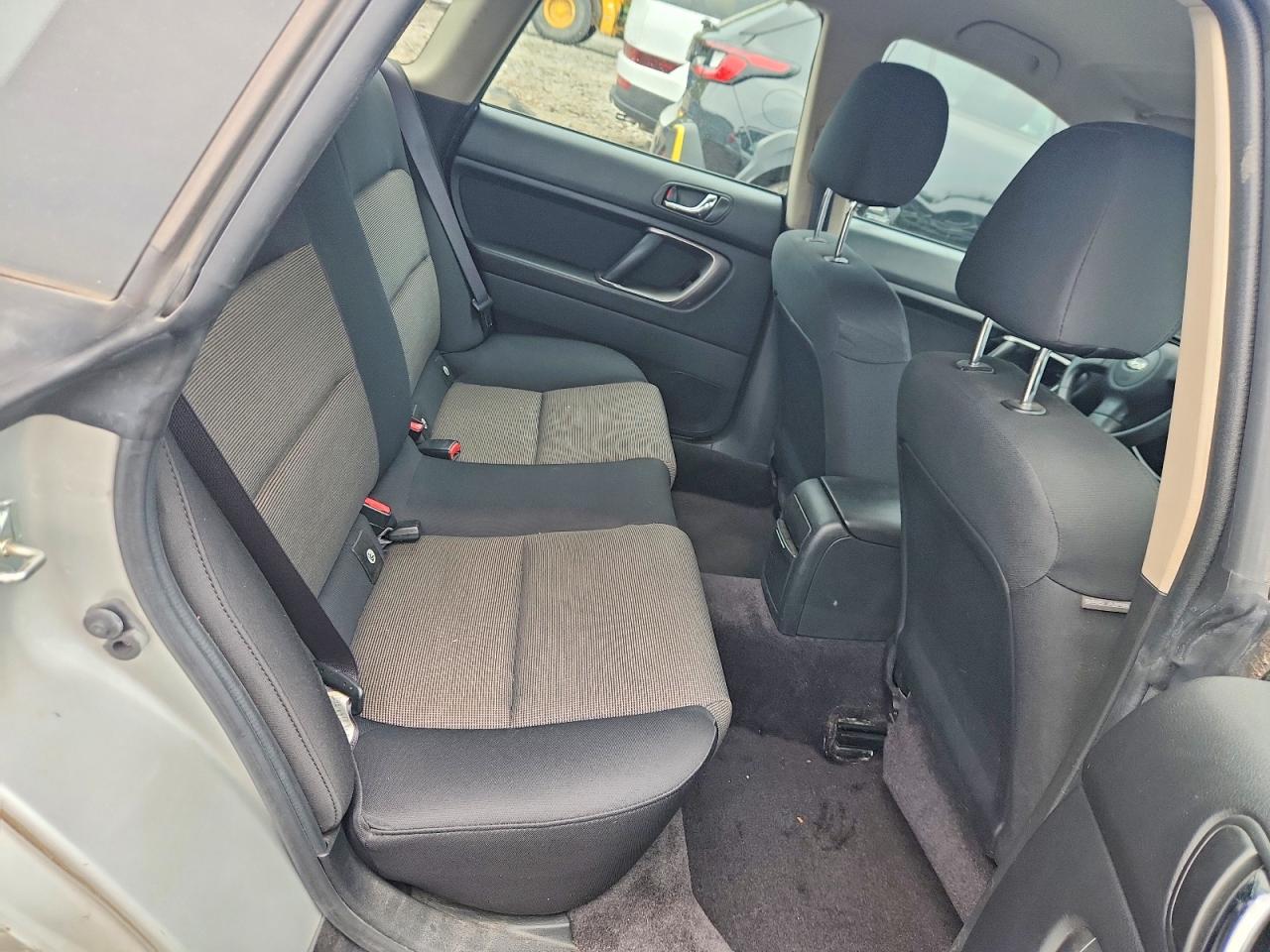 2005 Subaru Legacy 2.5i Серебряный vin: 4S3BP616056352221