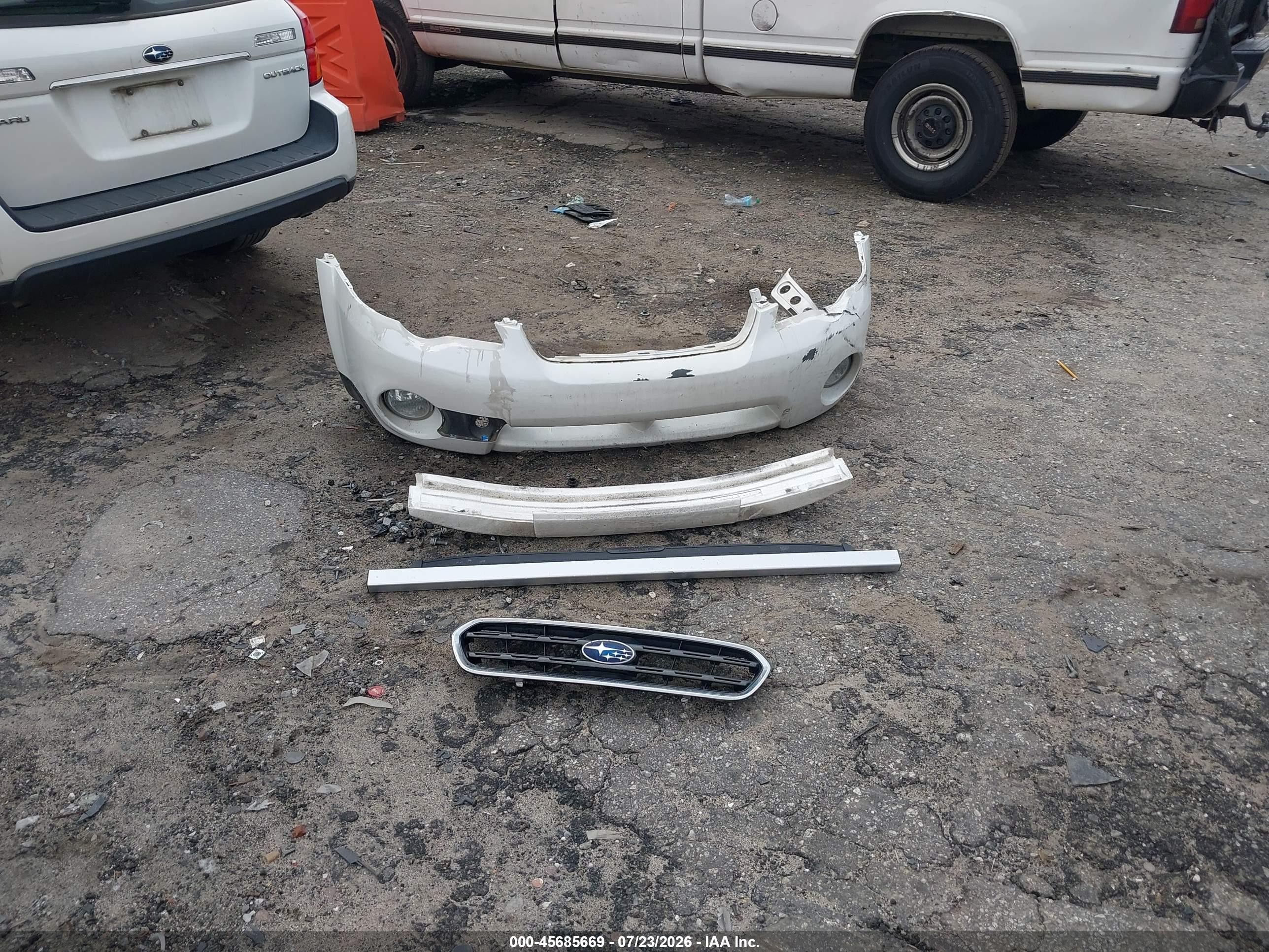 2006 Subaru Legacy   White vin: 4S4BP61C067318020