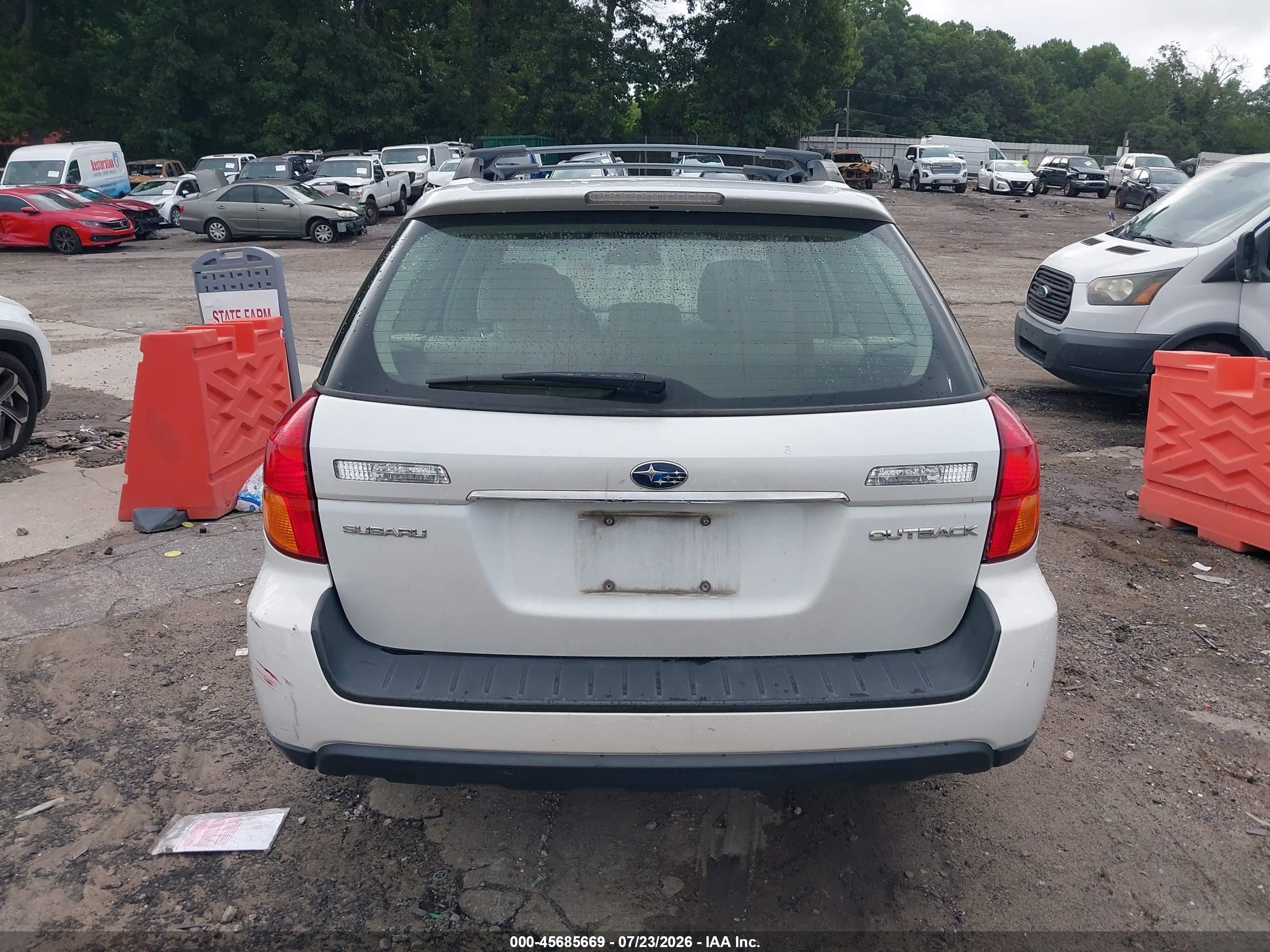 2006 Subaru Legacy   White vin: 4S4BP61C067318020