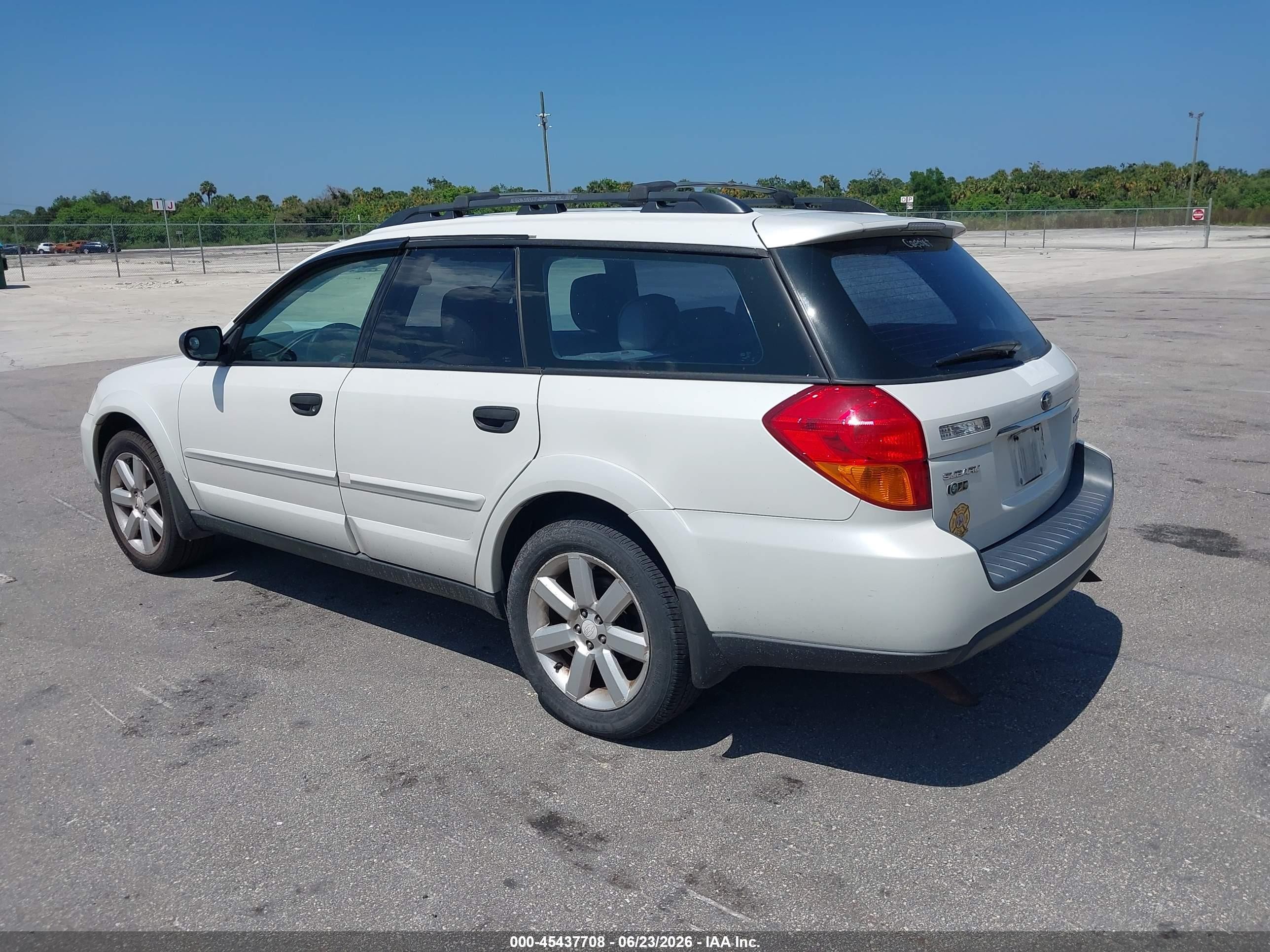 2006 Subaru Outback 2.5i White vin: 4S4BP61C067319376