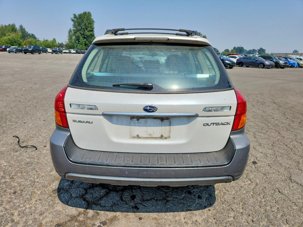 2005 Subaru Legacy Outback 2.5i White vin: 4S4BP61C157329820