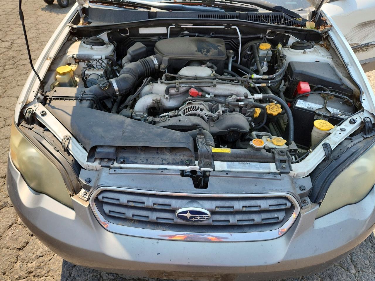 2005 Subaru Legacy Outback 2.5i White vin: 4S4BP61C157329820