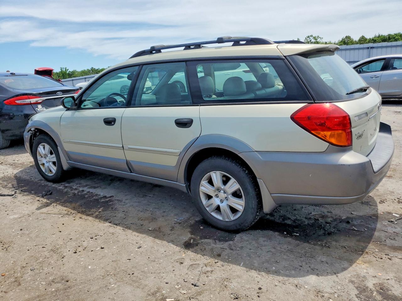 2005 Subaru Legacy Outback 2.5i Золотой vin: 4S4BP61C257332662