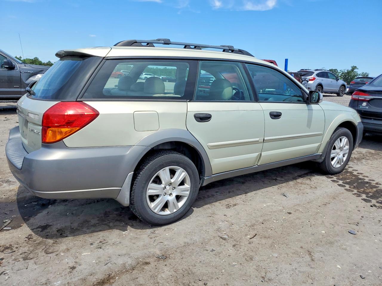 2005 Subaru Legacy Outback 2.5i Золотой vin: 4S4BP61C257332662