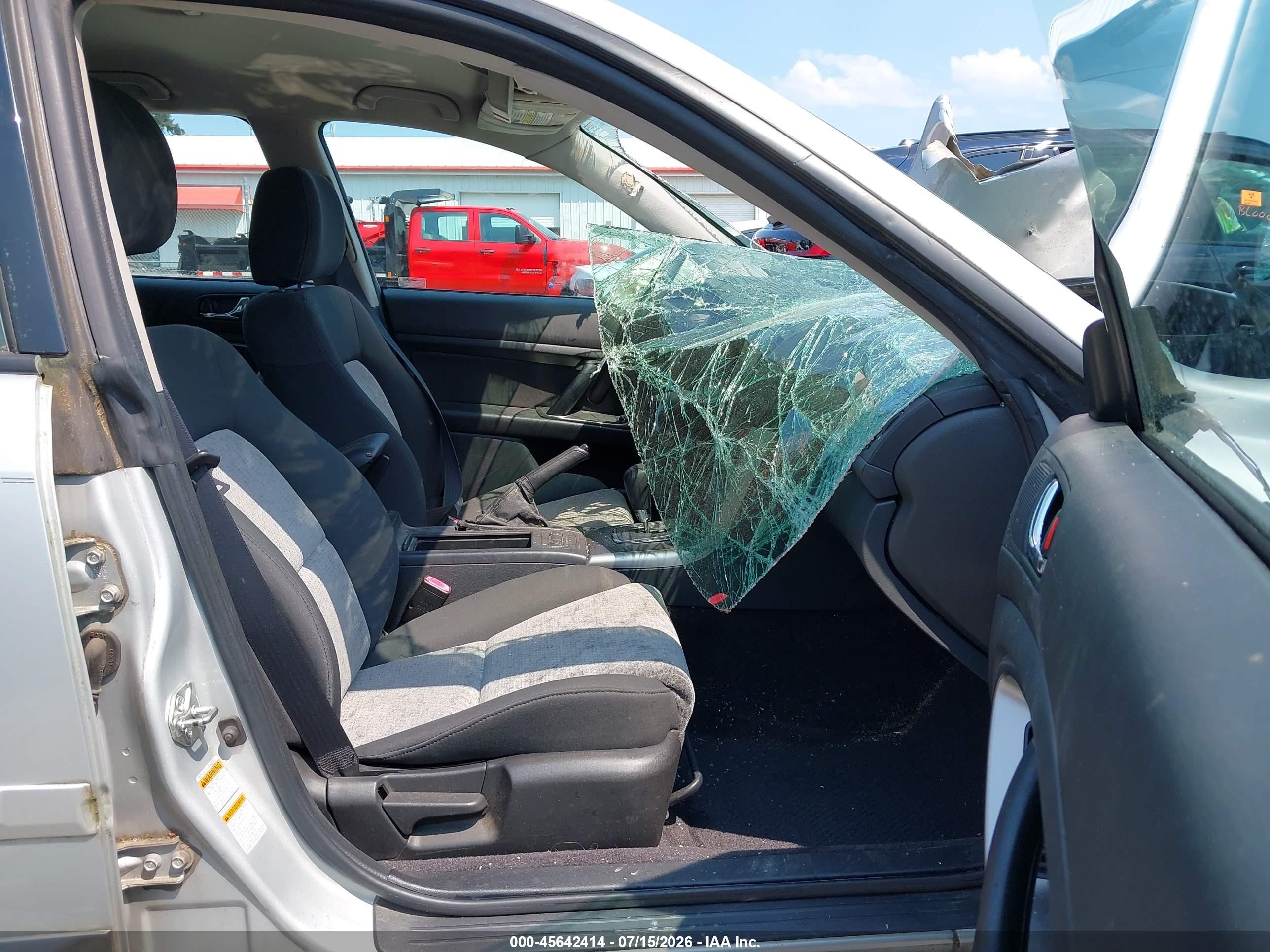 2005 Subaru Outback 2.5i Серебряный vin: 4S4BP61C257383918