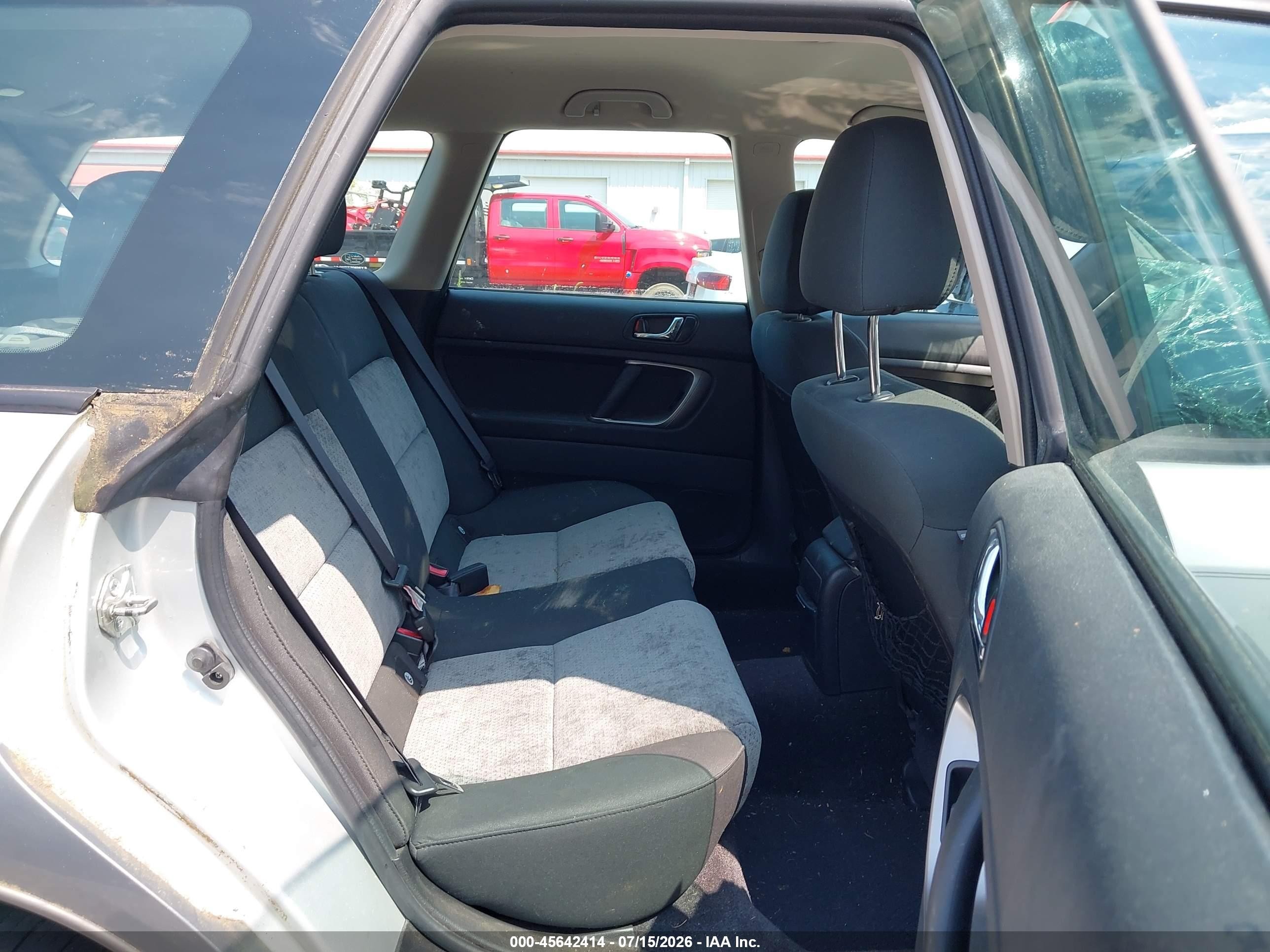 2005 Subaru Outback 2.5i Серебряный vin: 4S4BP61C257383918