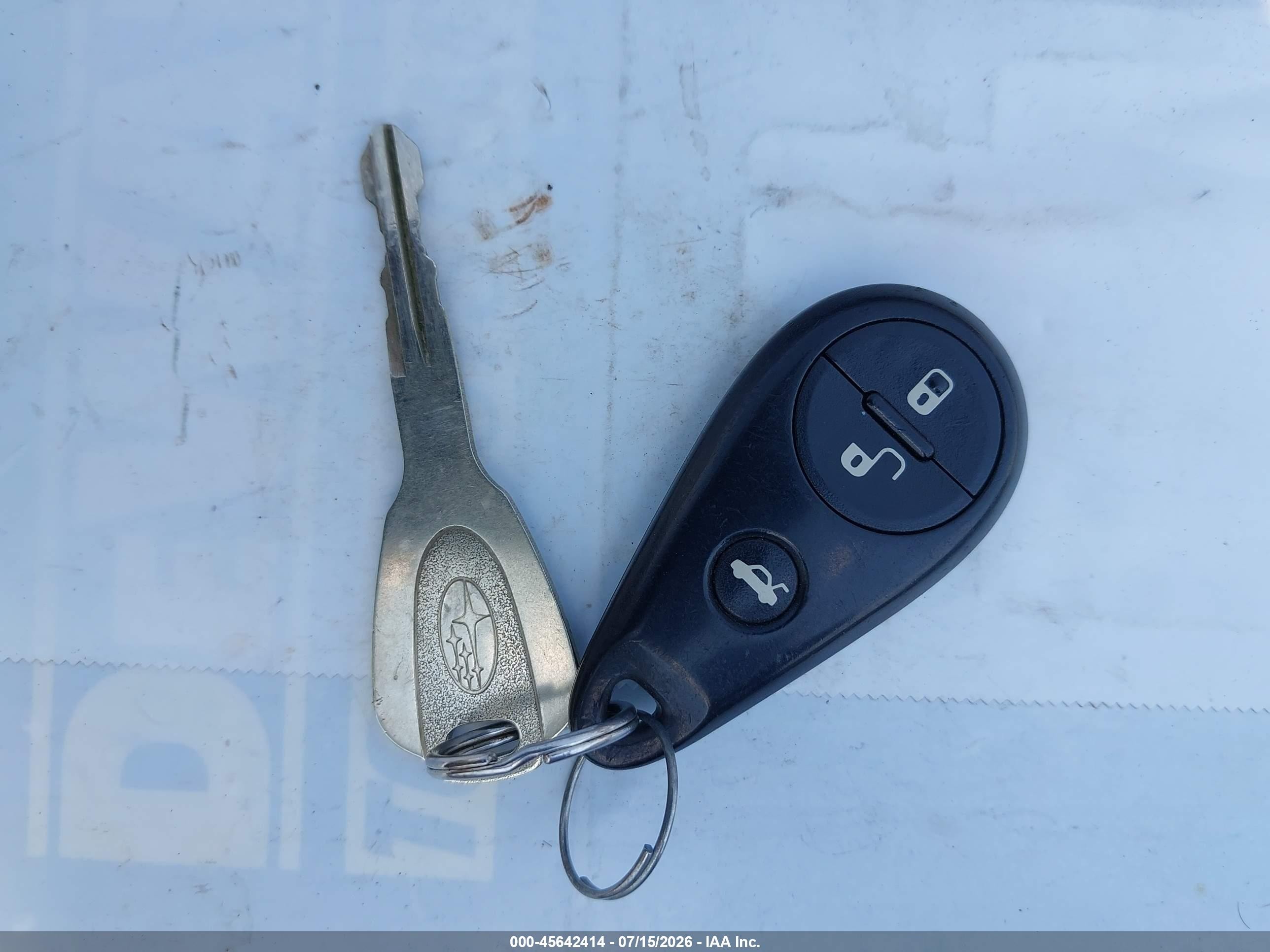 2005 Subaru Outback 2.5i Серебряный vin: 4S4BP61C257383918