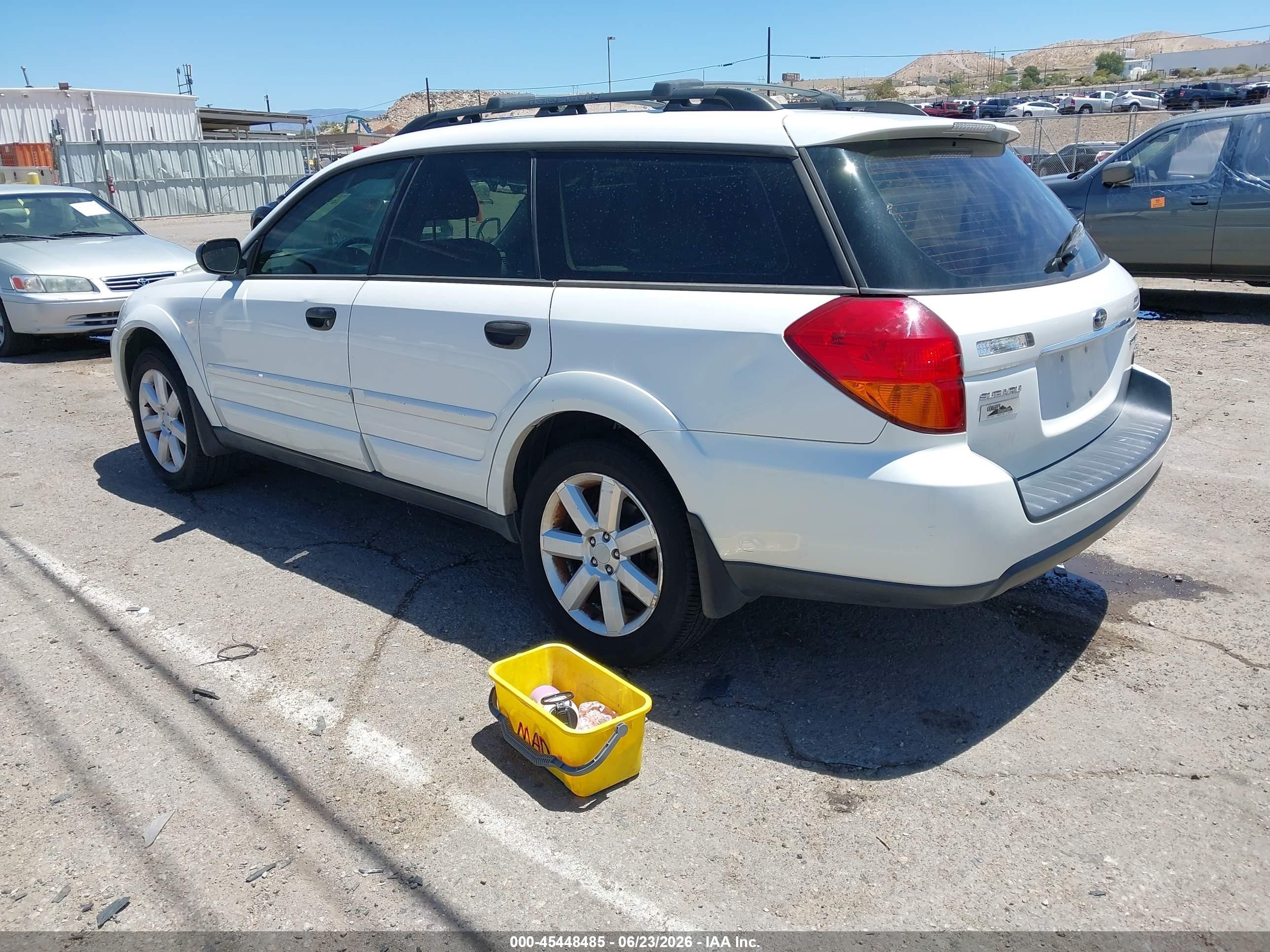 2006 Subaru Outback 2.5i White vin: 4S4BP61C267333232