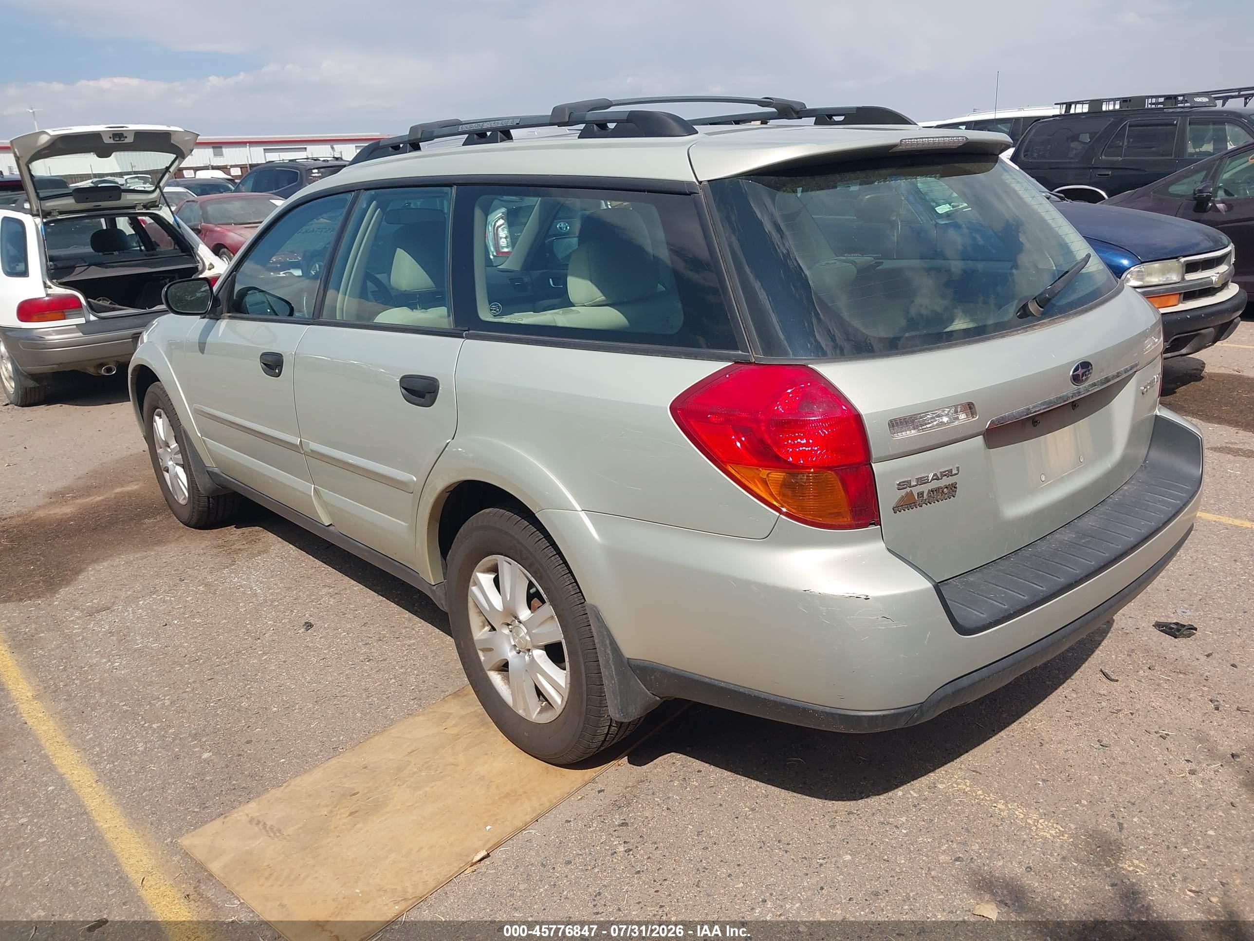 2005 Subaru Outback 2.5i Tan vin: 4S4BP61C557380351