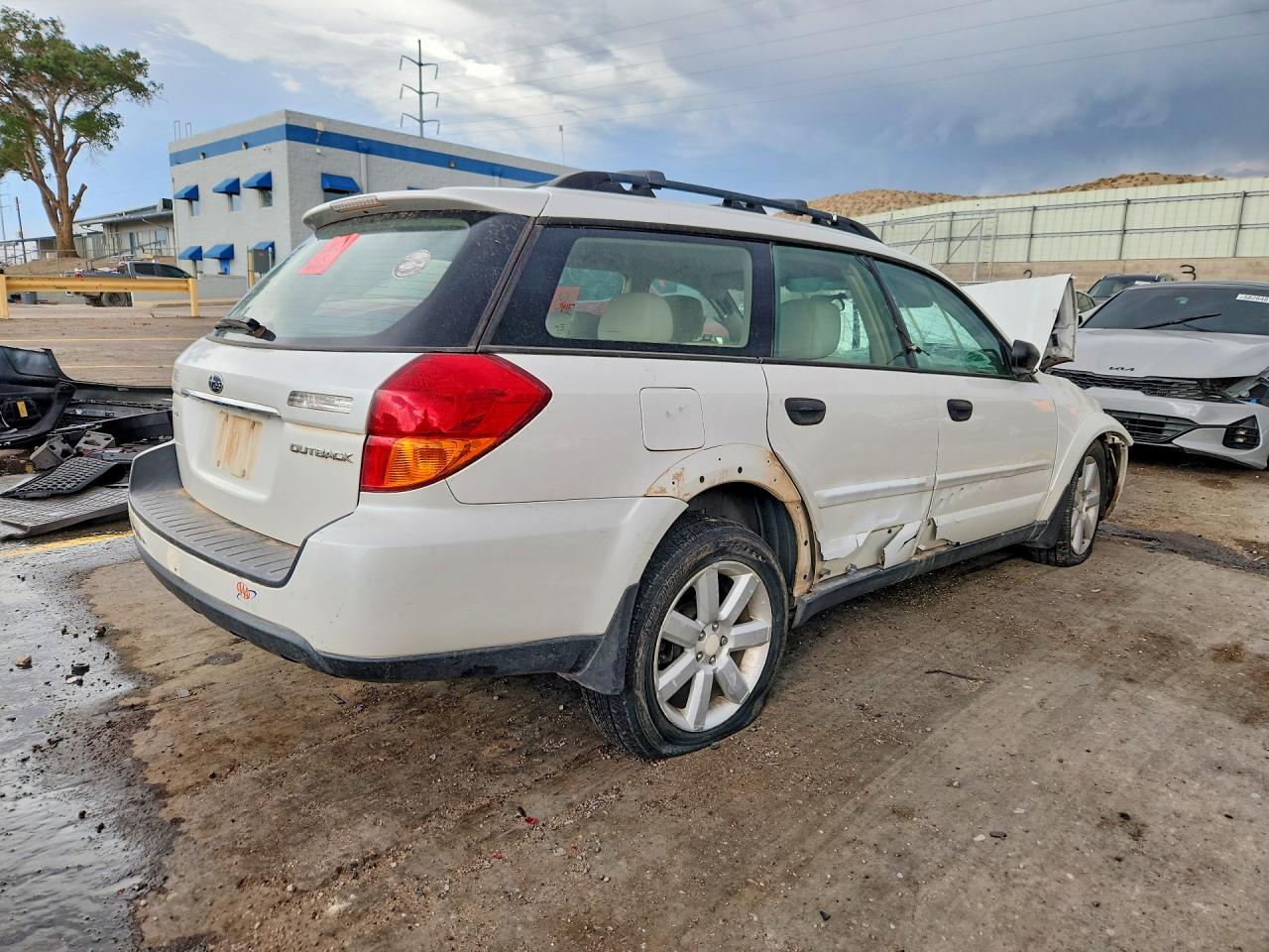 2006 Subaru Legacy Outback 2.5i White vin: 4S4BP61C567332172