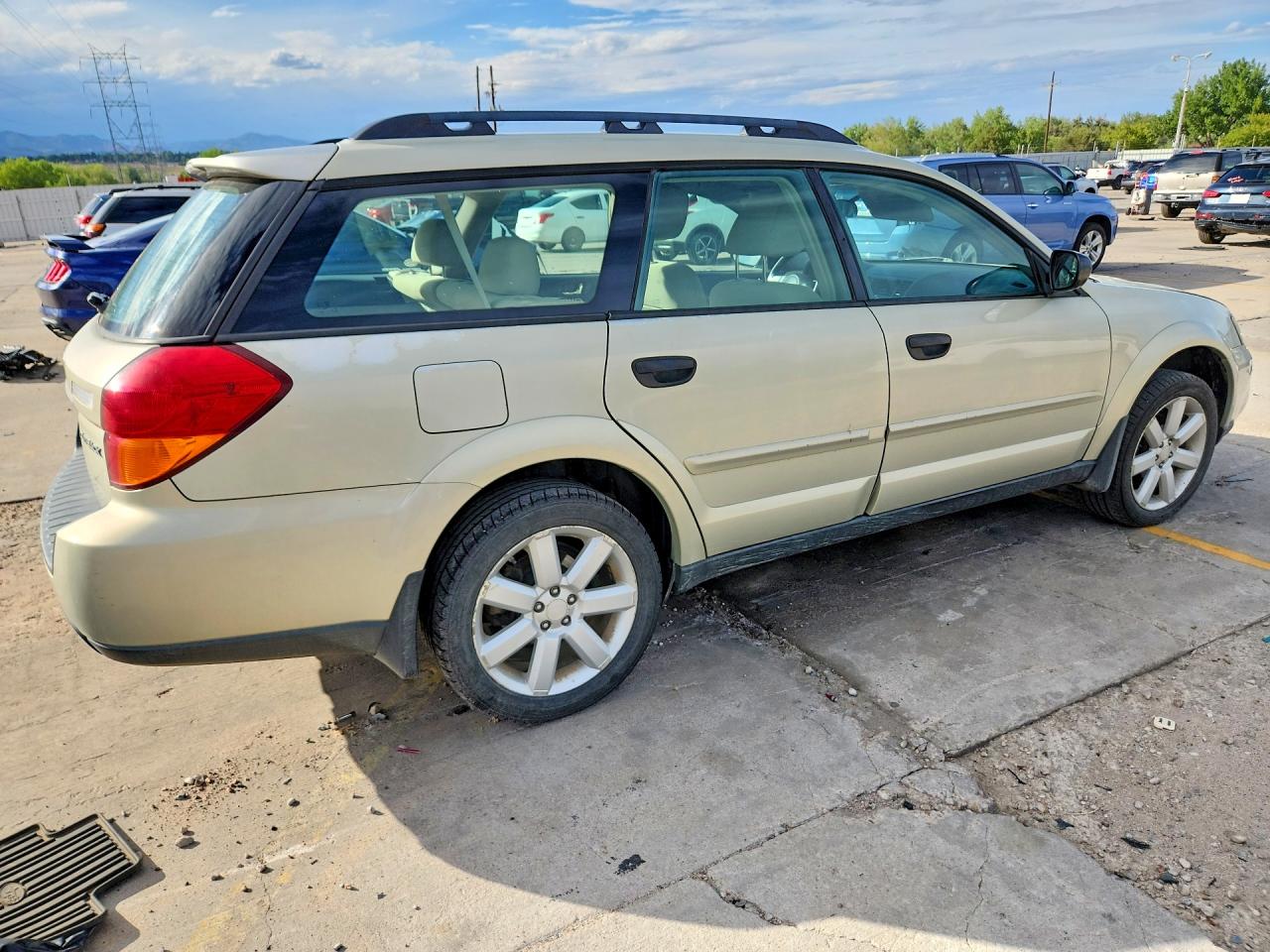 2007 Subaru Outback Outback 2.5i Gold vin: 4S4BP61C577335431