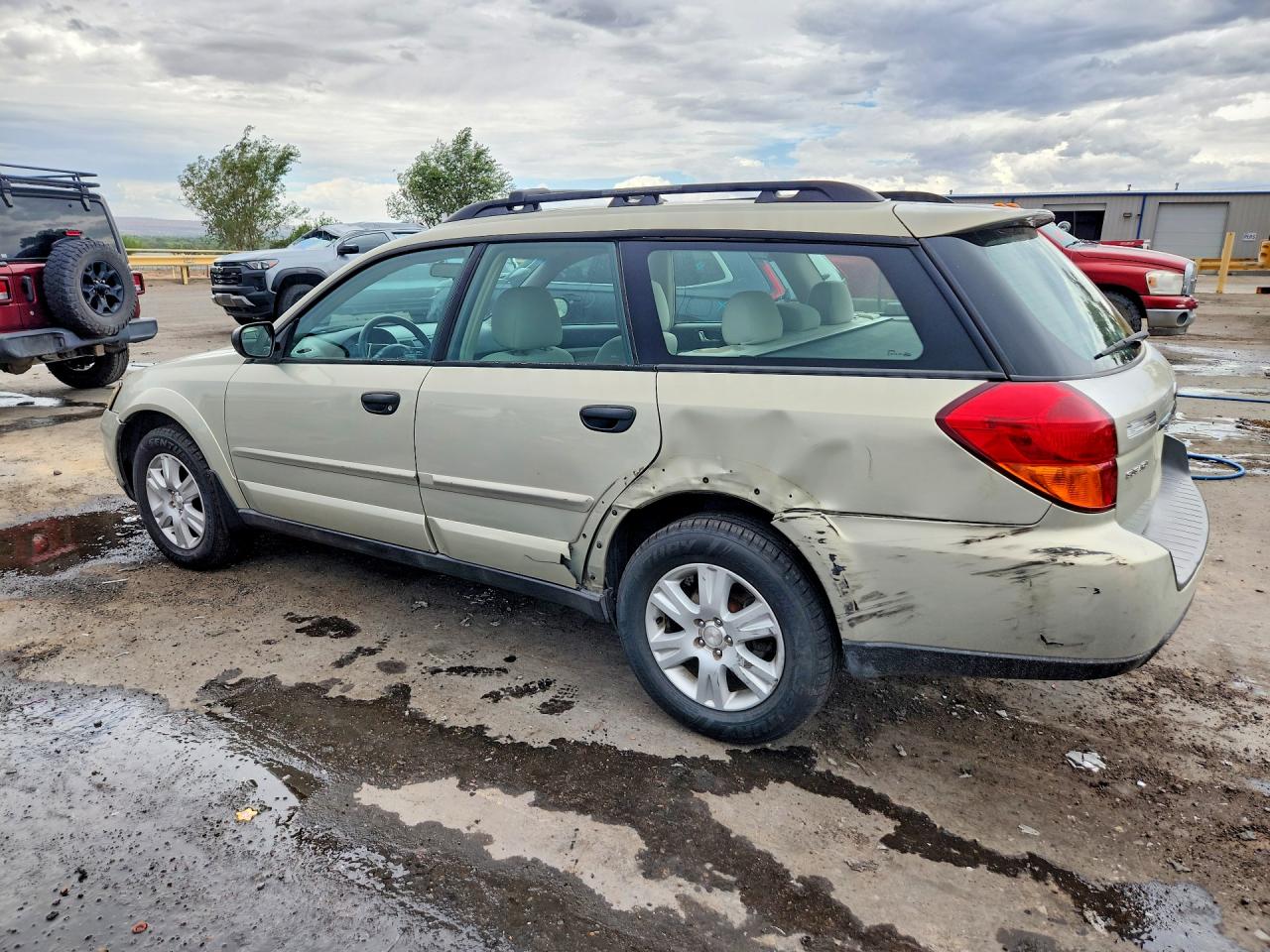 2005 Subaru Outback Золотой vin: 4S4BP61C657356740