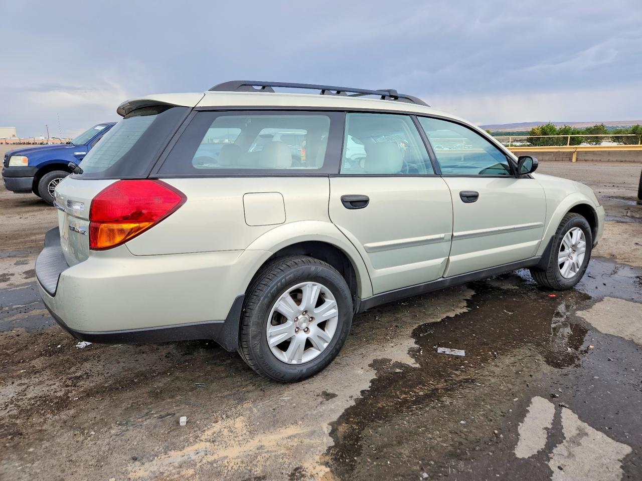 2005 Subaru Outback Золотой vin: 4S4BP61C657356740