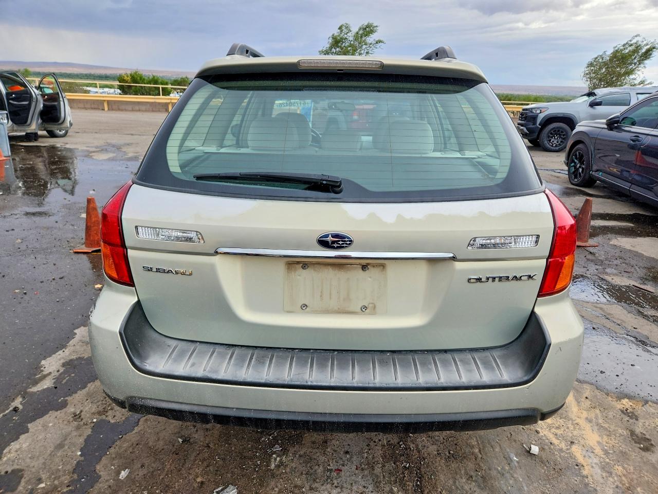 2005 Subaru Outback Золотой vin: 4S4BP61C657356740