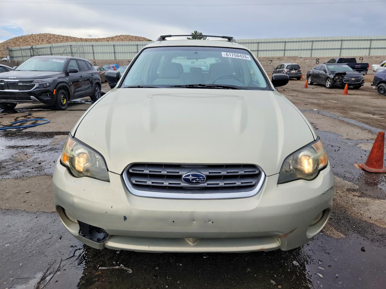 2005 Subaru Outback Золотой vin: 4S4BP61C657356740