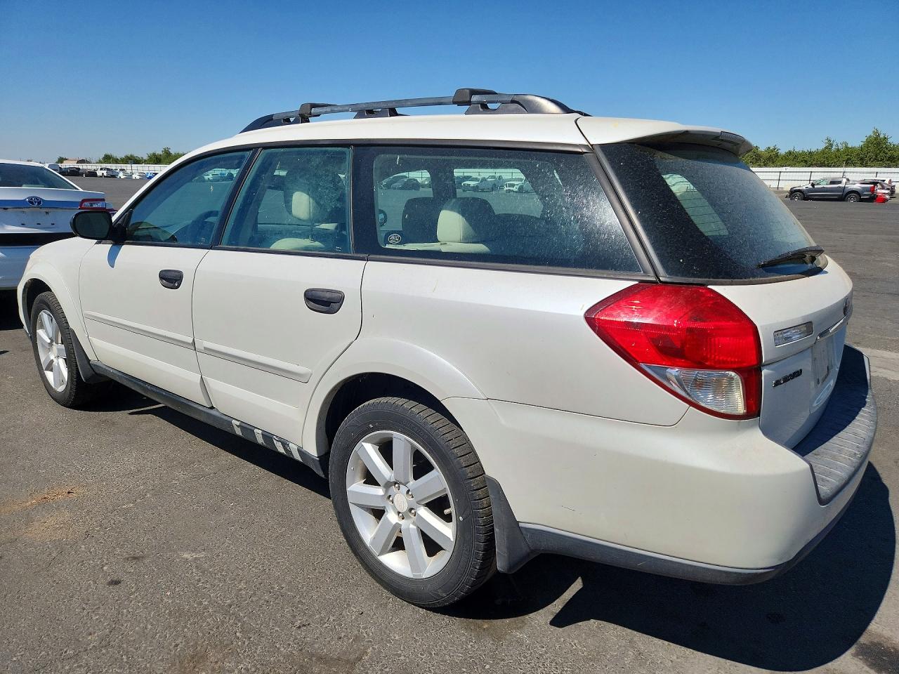 2008 Subaru Outback 2.5i White vin: 4S4BP61C687335214