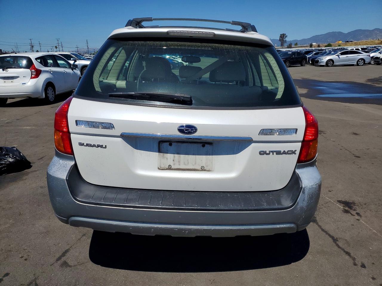 2005 Subaru Legacy Outback 2.5i White vin: 4S4BP61C757391061