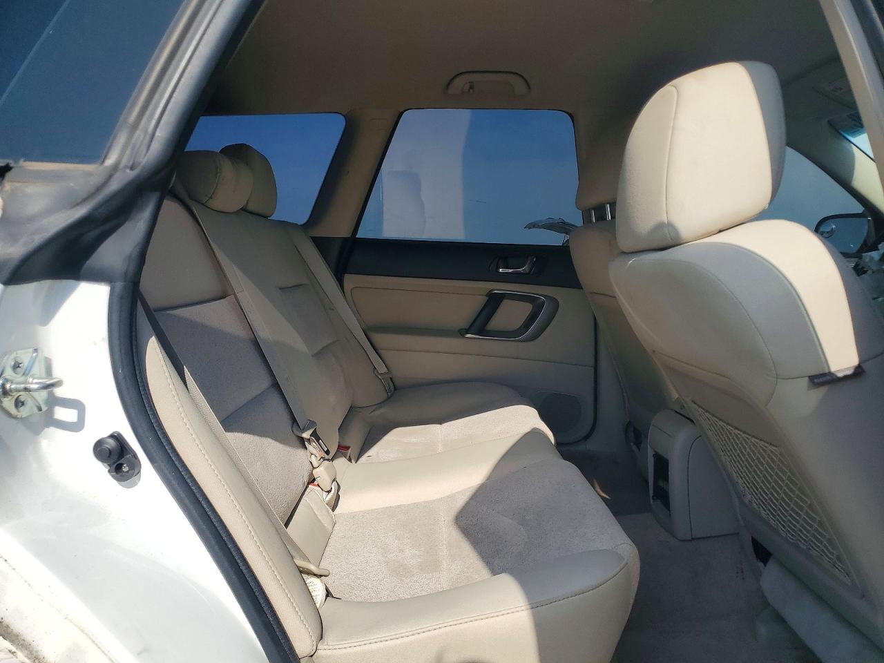 2008 Subaru Outback 2.5i White vin: 4S4BP61C887350636