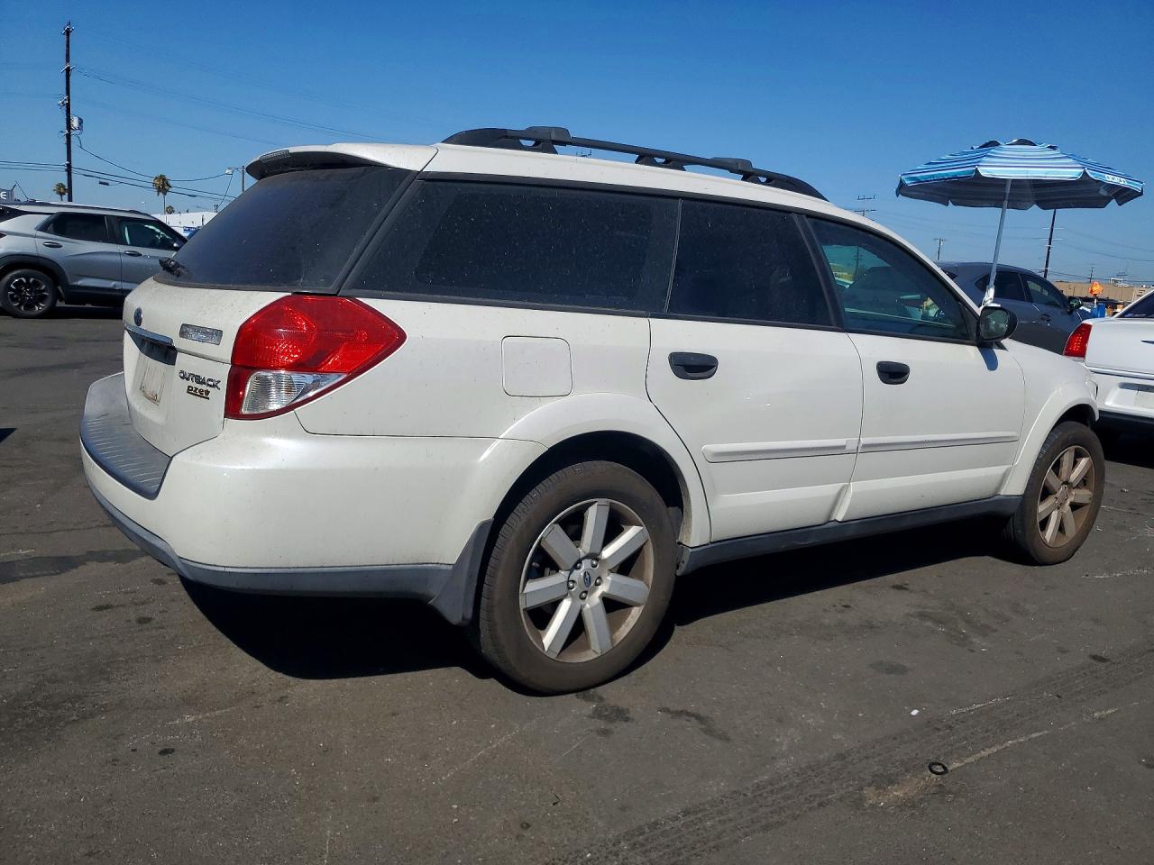 2009 Subaru Outback 2.5i White vin: 4S4BP61C897326984