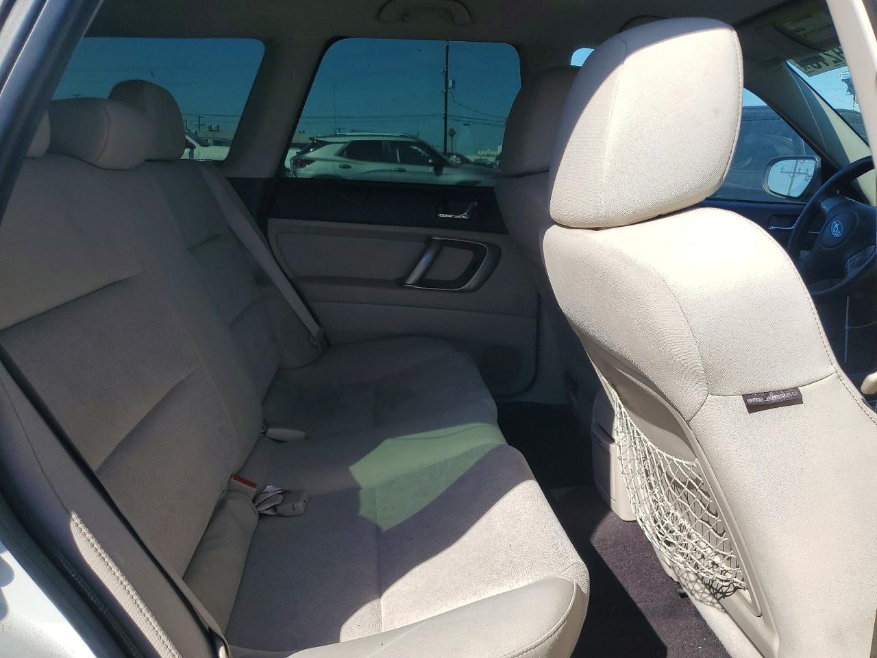 2009 Subaru Outback 2.5i White vin: 4S4BP61C897326984