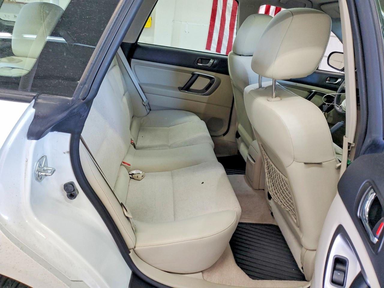 2008 Subaru Outback 2.5i White vin: 4S4BP61C987342643