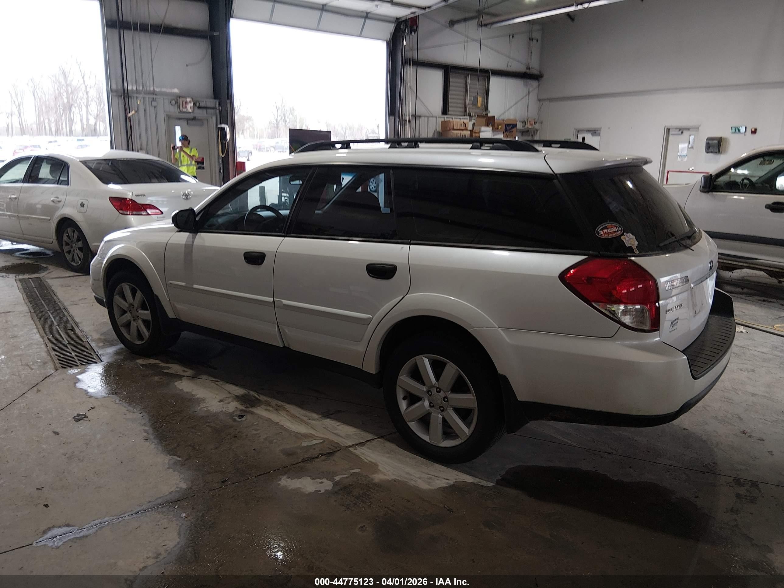 2008 Subaru Outback 2.5i/2.5i L.l. Bean Edition White vin: 4S4BP61C987345011