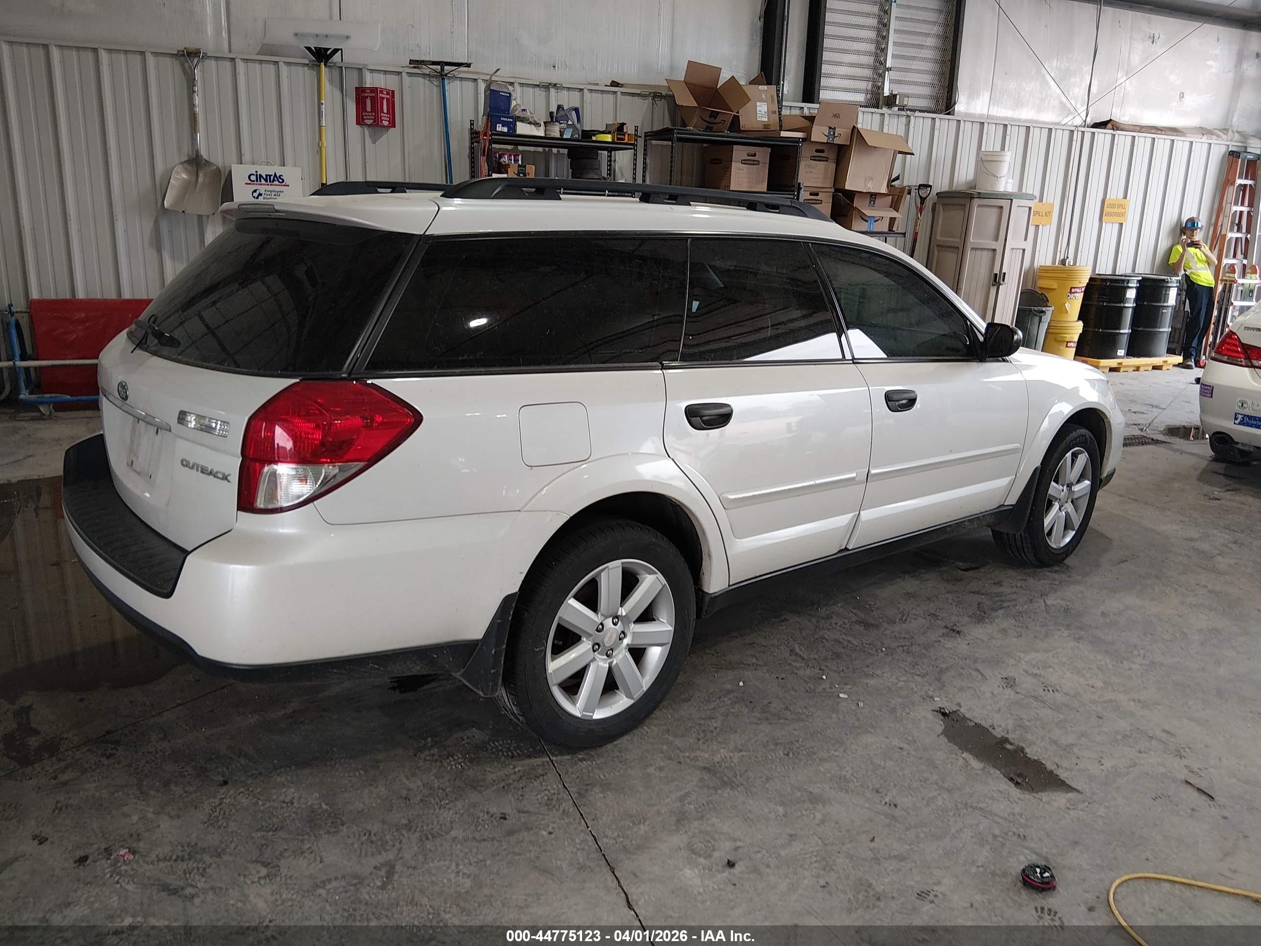 2008 Subaru Outback 2.5i/2.5i L.l. Bean Edition White vin: 4S4BP61C987345011